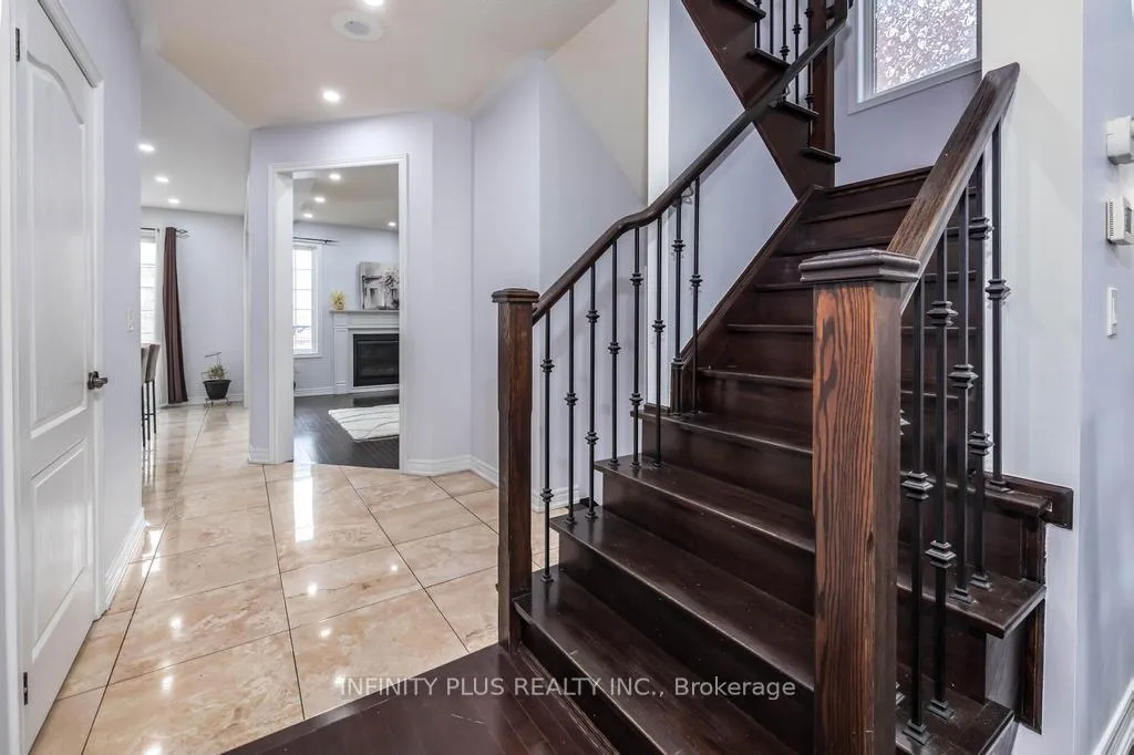 Photo 7 of 13 Buchanan Crescent, Brampton, Credit Valley — HOMEH