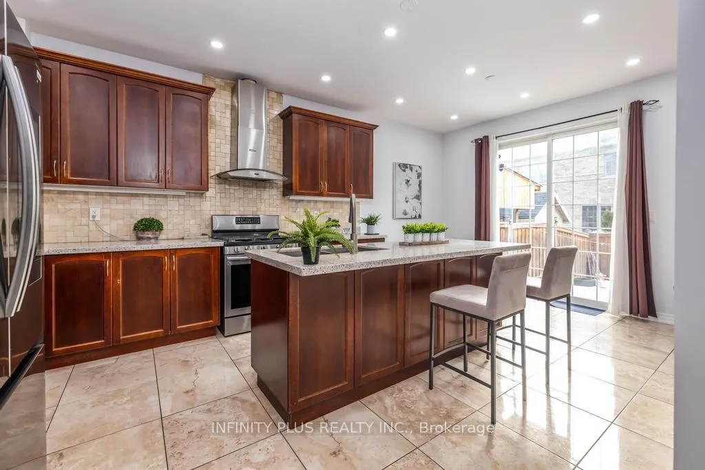 Photo 8 of 13 Buchanan Crescent, Brampton, Credit Valley — HOMEH