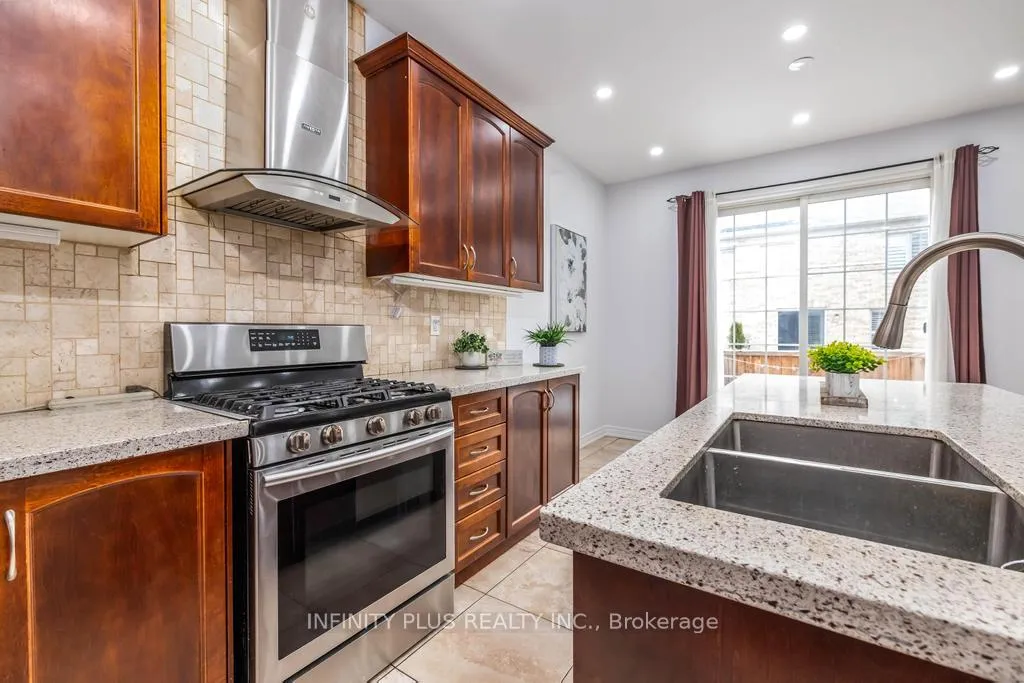 Photo 11 of 13 Buchanan Crescent, Brampton, Credit Valley — HOMEH