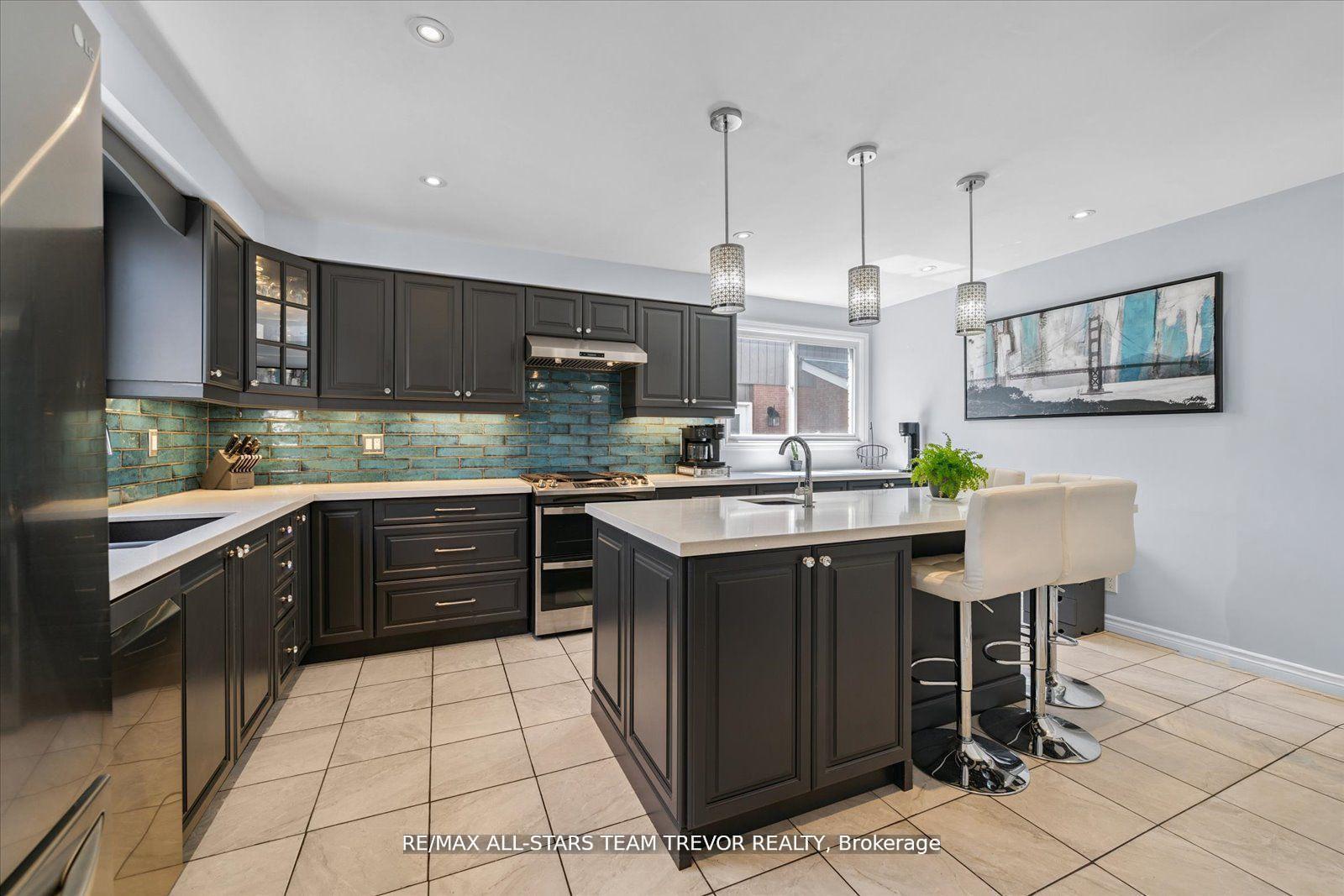 Photo 2 of 207 Biscayne Boulevard, Georgina, Keswick South — HOMEH