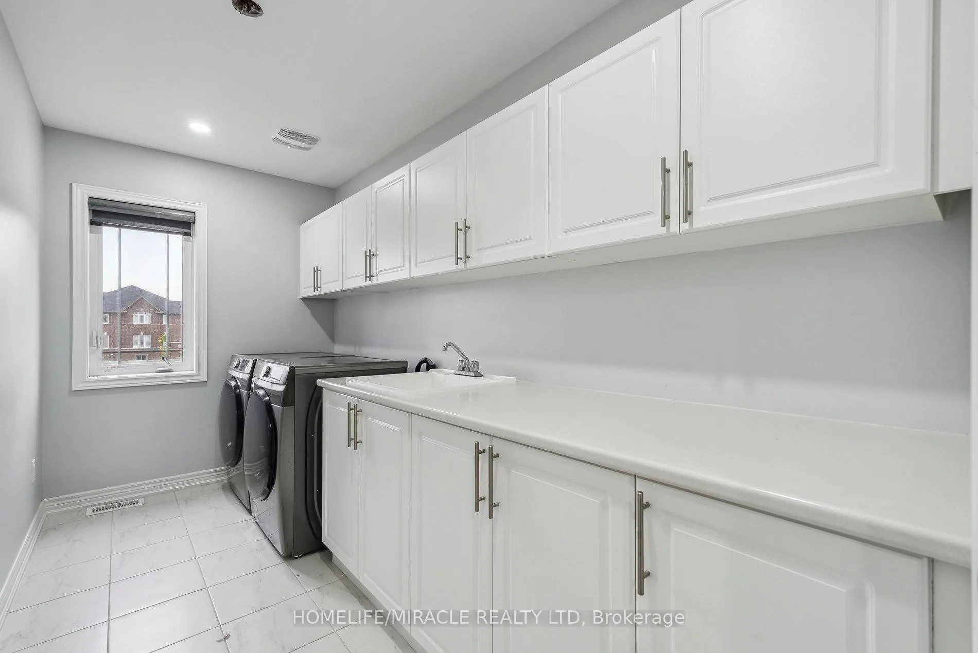 Photo 12 of 811 Green Street, Innisfil, Lefroy — HOMEH
