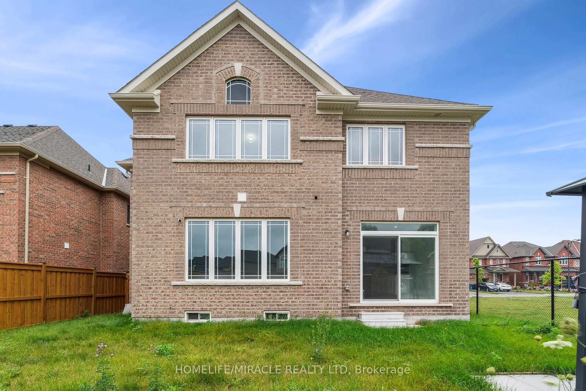 Photo 13 of 811 Green Street, Innisfil, Lefroy — HOMEH