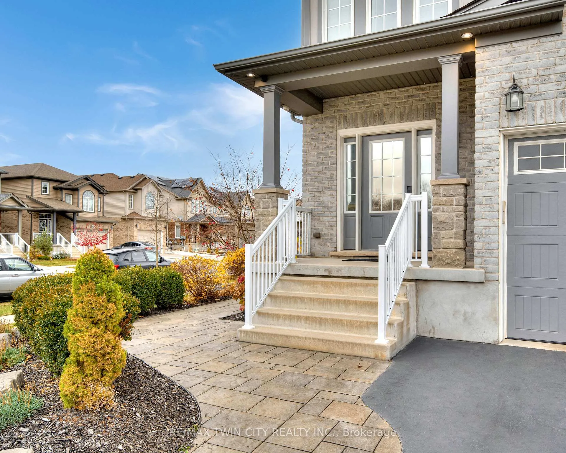 Photo 2 of 900 Steepleridge Court, Kitchener — HOMEH