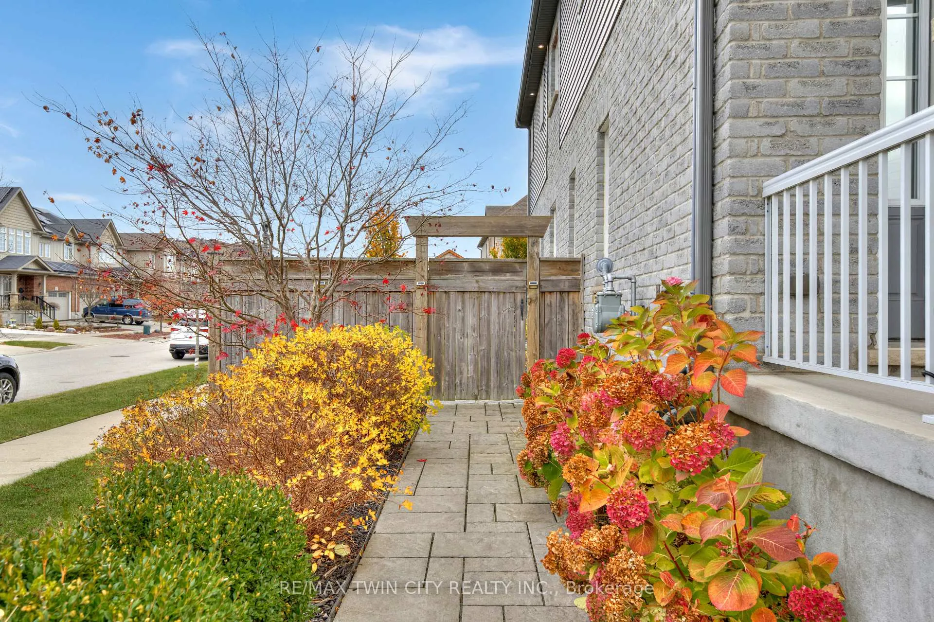 Photo 3 of 900 Steepleridge Court, Kitchener — HOMEH