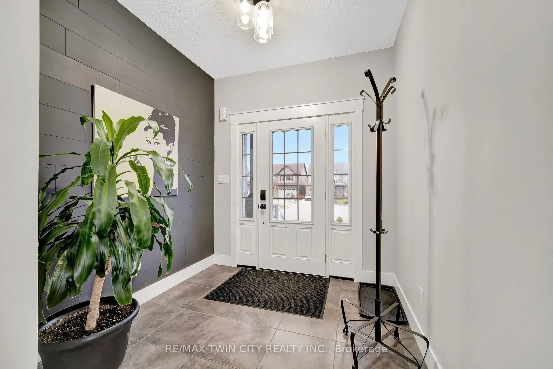 Photo 4 of 900 Steepleridge Court, Kitchener — HOMEH
