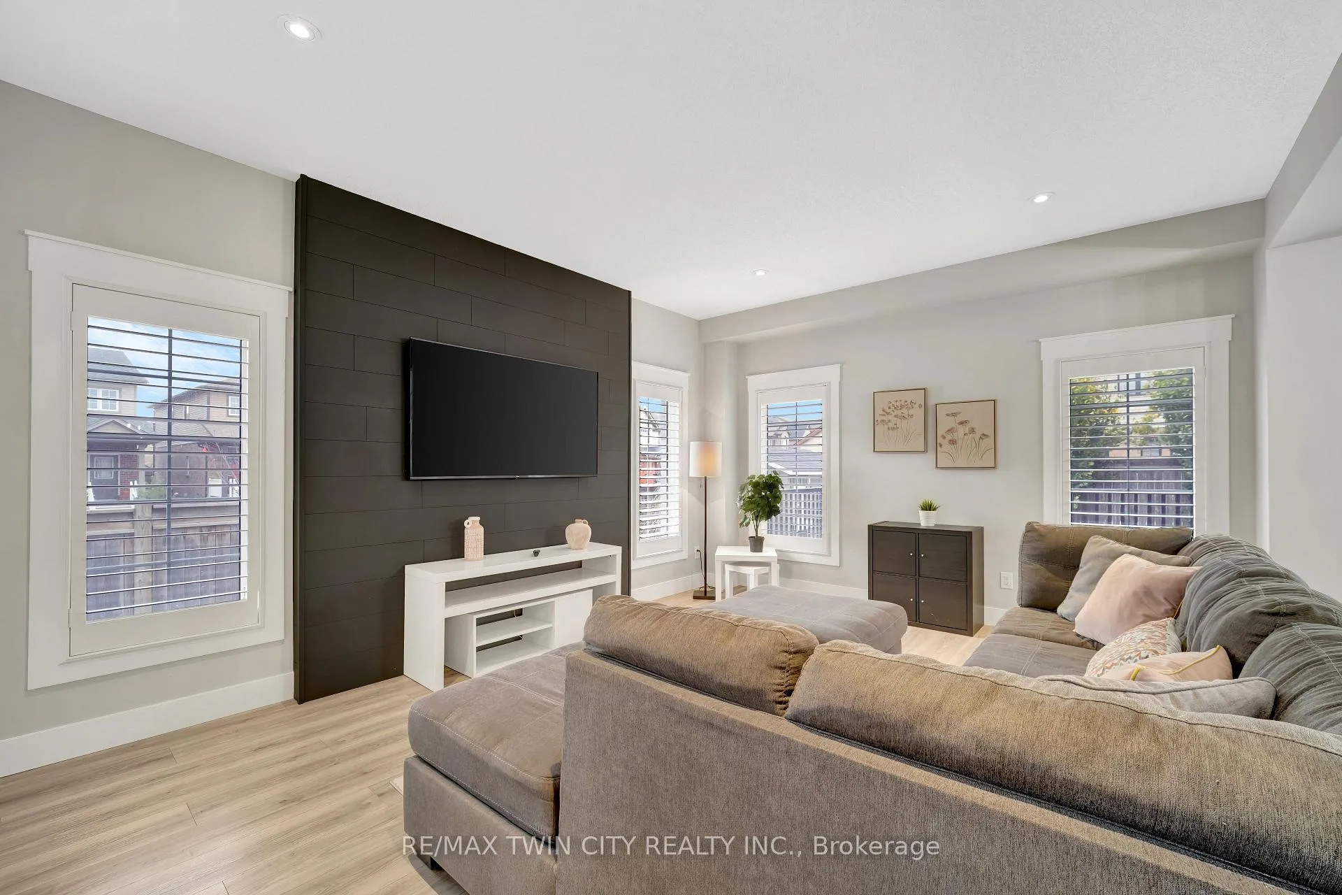Photo 7 of 900 Steepleridge Court, Kitchener — HOMEH