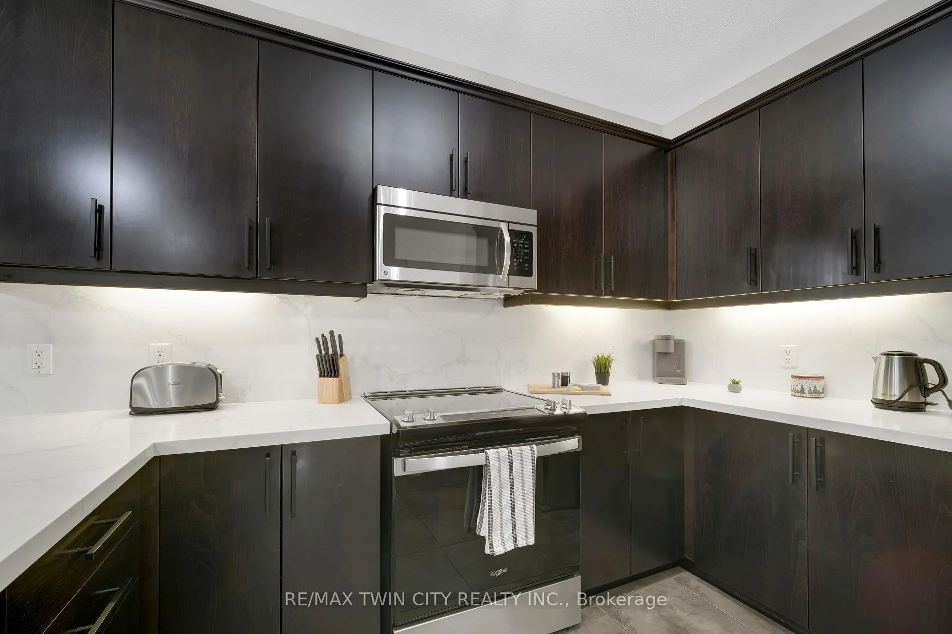 Photo 13 of 900 Steepleridge Court, Kitchener — HOMEH