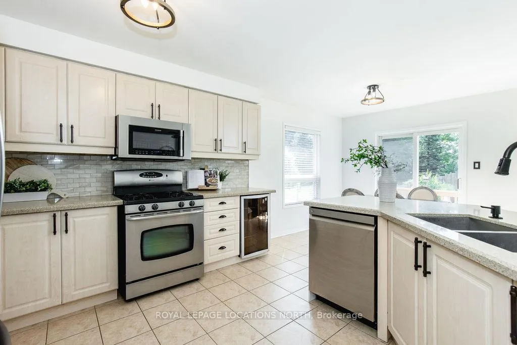 Photo 15 of 14 Cranberry Heights, Wasaga Beach — HOMEH