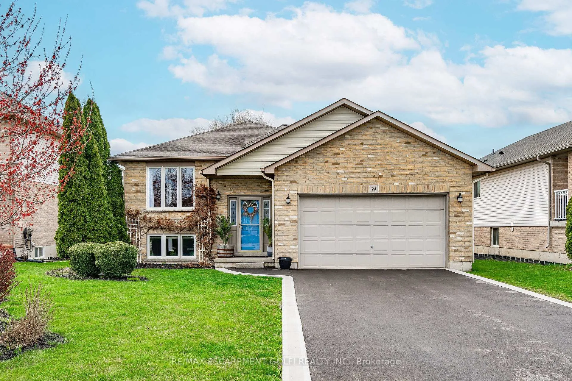 Photo 1 of 39 Spitfire Drive, Hamilton, Mount Hope — HOMEH