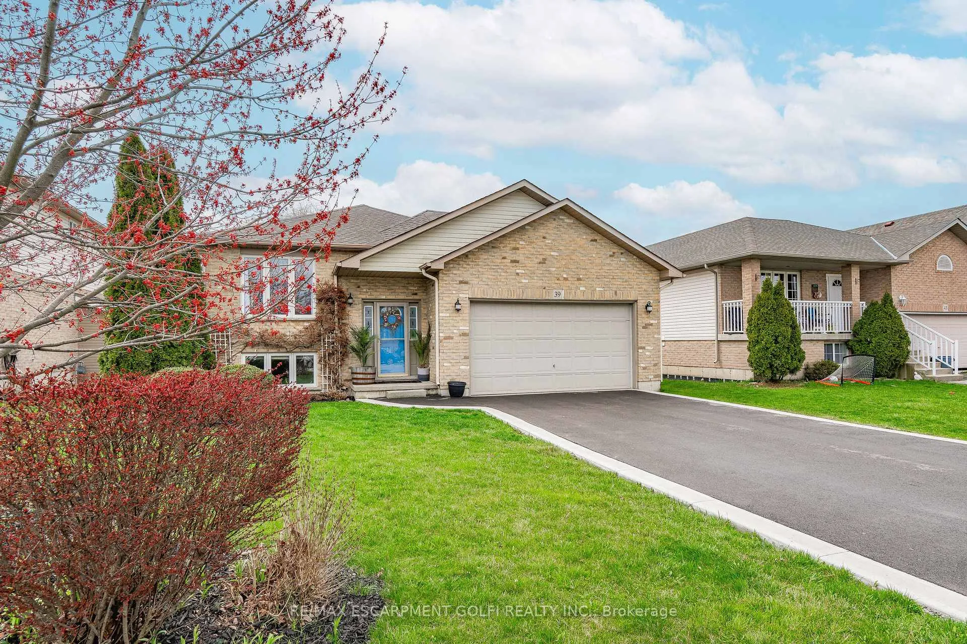 Photo 2 of 39 Spitfire Drive, Hamilton, Mount Hope — HOMEH