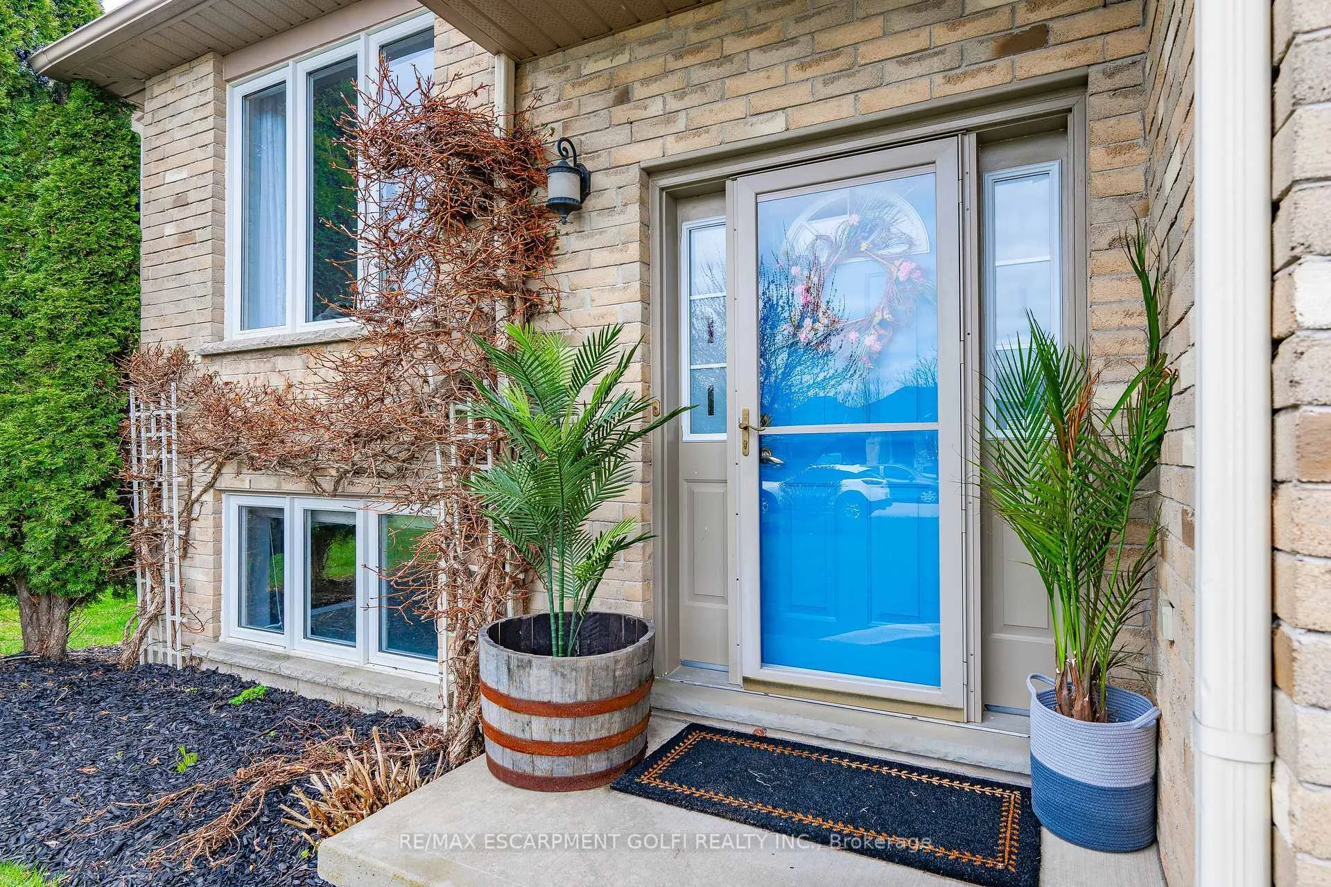 Photo 3 of 39 Spitfire Drive, Hamilton, Mount Hope — HOMEH