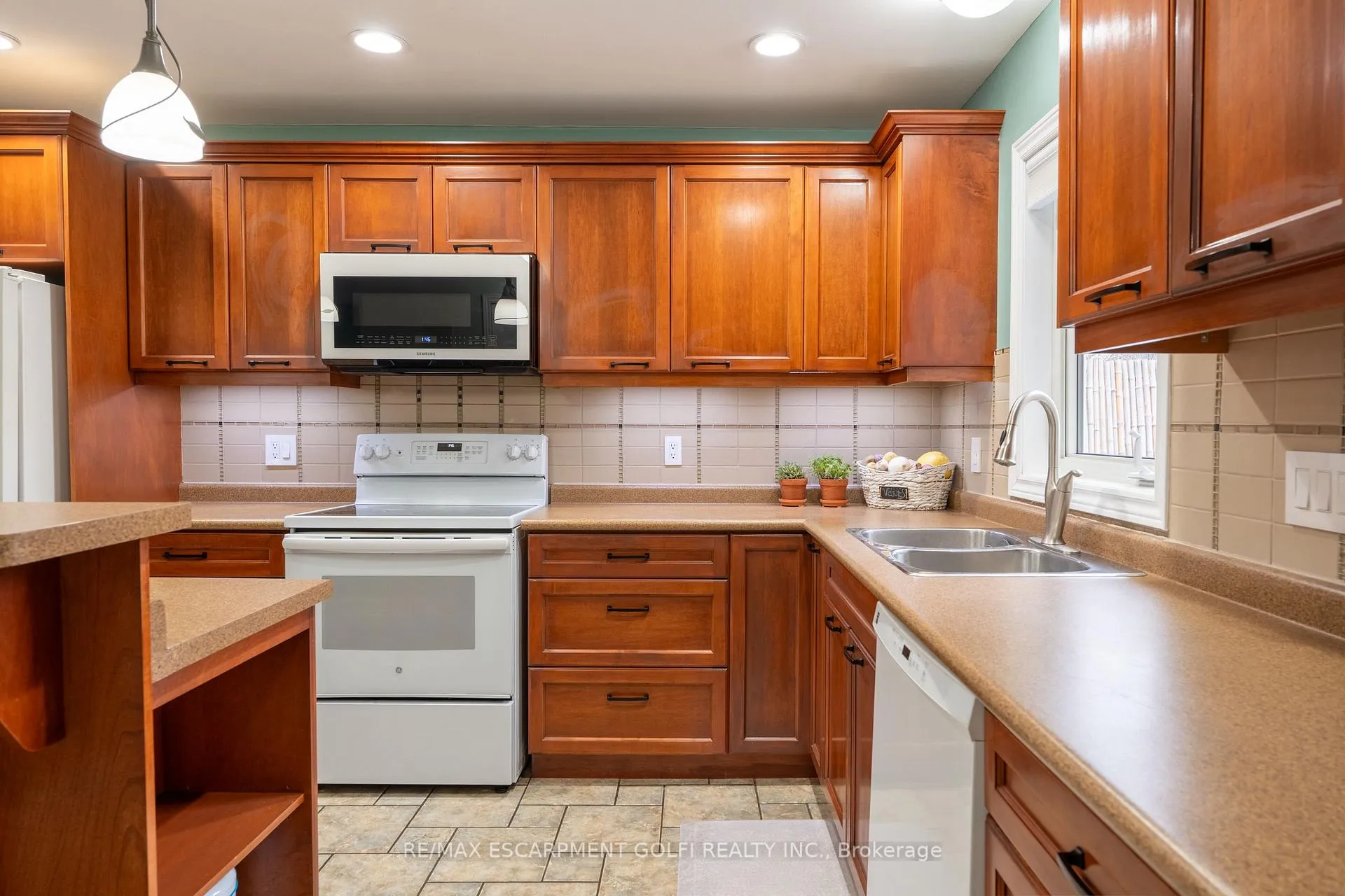 Photo 12 of 39 Spitfire Drive, Hamilton, Mount Hope — HOMEH