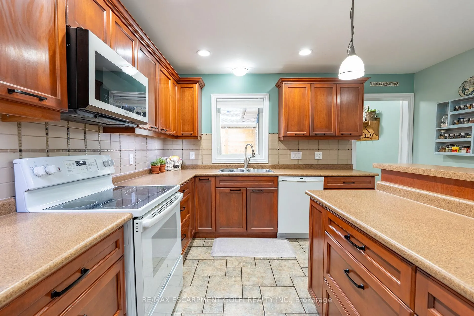 Photo 14 of 39 Spitfire Drive, Hamilton, Mount Hope — HOMEH