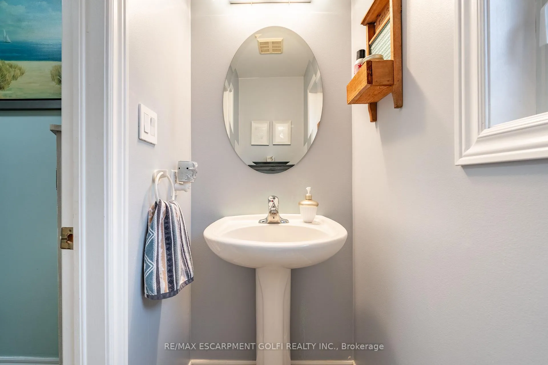 Photo 16 of 39 Spitfire Drive, Hamilton, Mount Hope — HOMEH