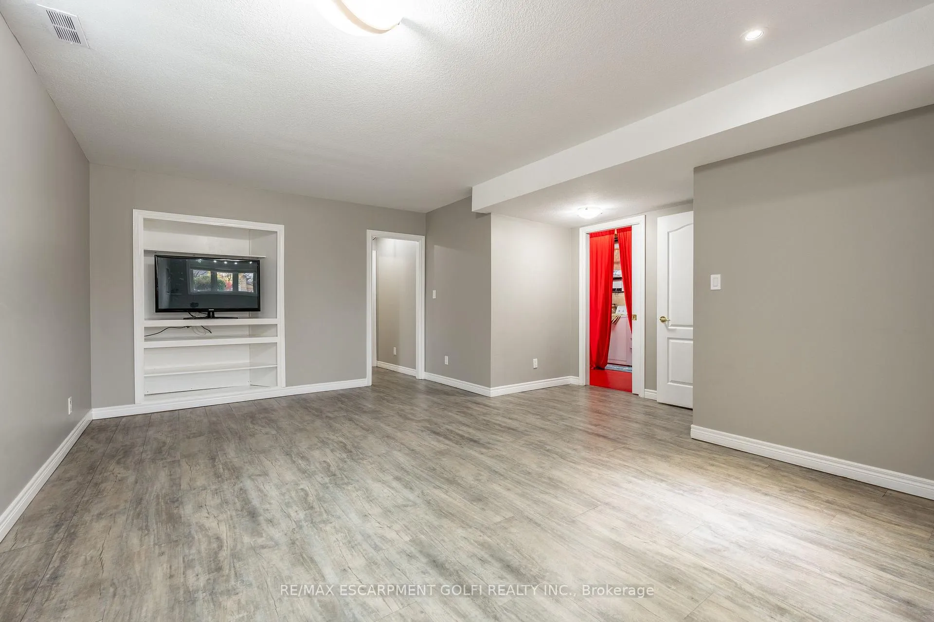 Photo 23 of 39 Spitfire Drive, Hamilton, Mount Hope — HOMEH