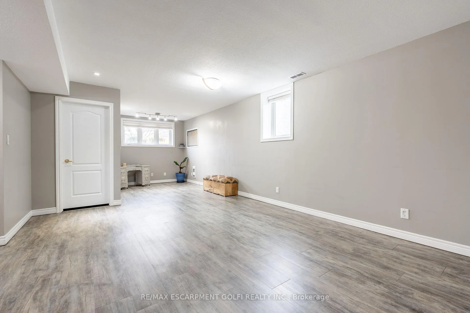 Photo 24 of 39 Spitfire Drive, Hamilton, Mount Hope — HOMEH