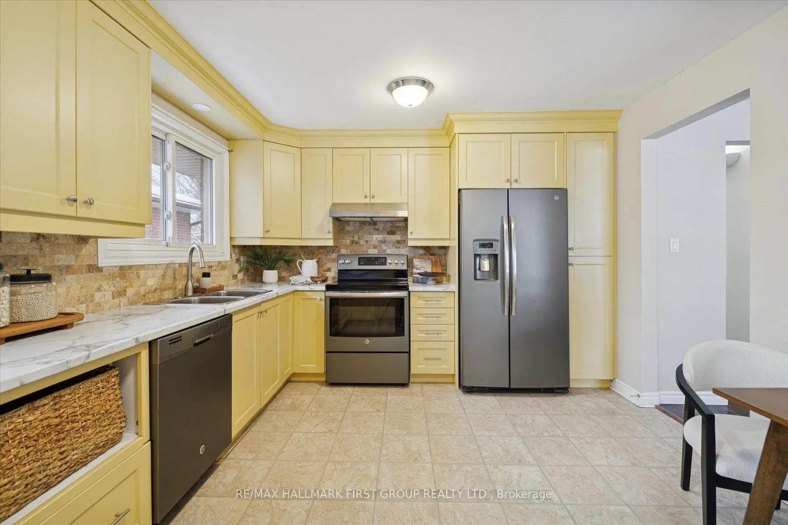 Photo 11 of 553 Harmony Road S, Oshawa, Donevan — HOMEH