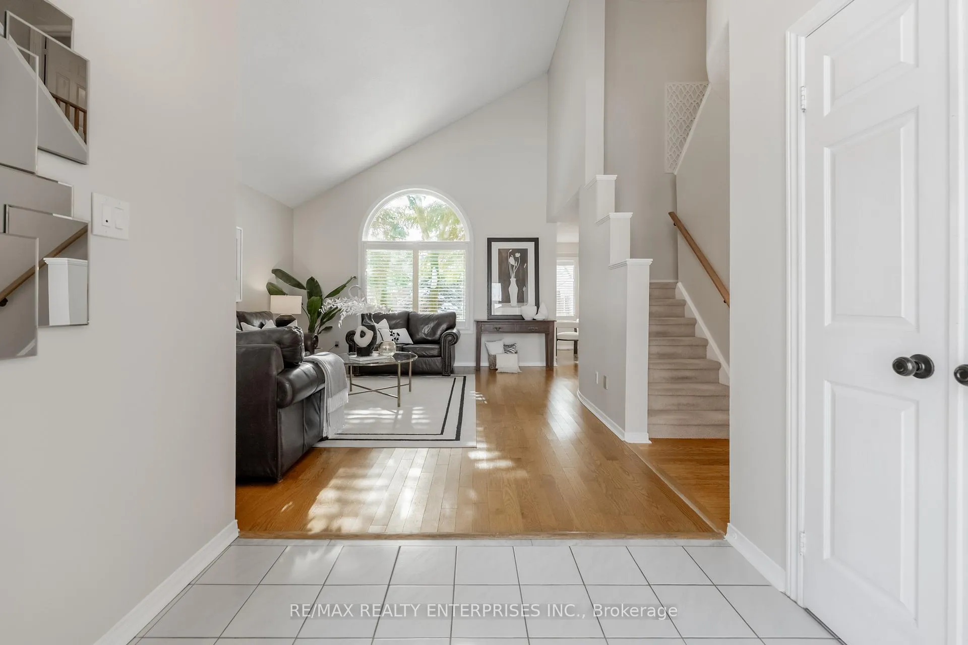 Photo 5 of 39 Banting Road, Halton Hills, Georgetown — HOMEH