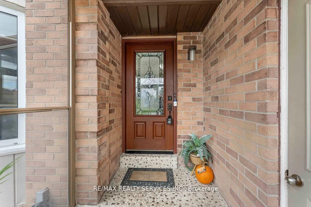 Photo 4 of 12 Nuttall Street, Brampton, Westgate — HOMEH
