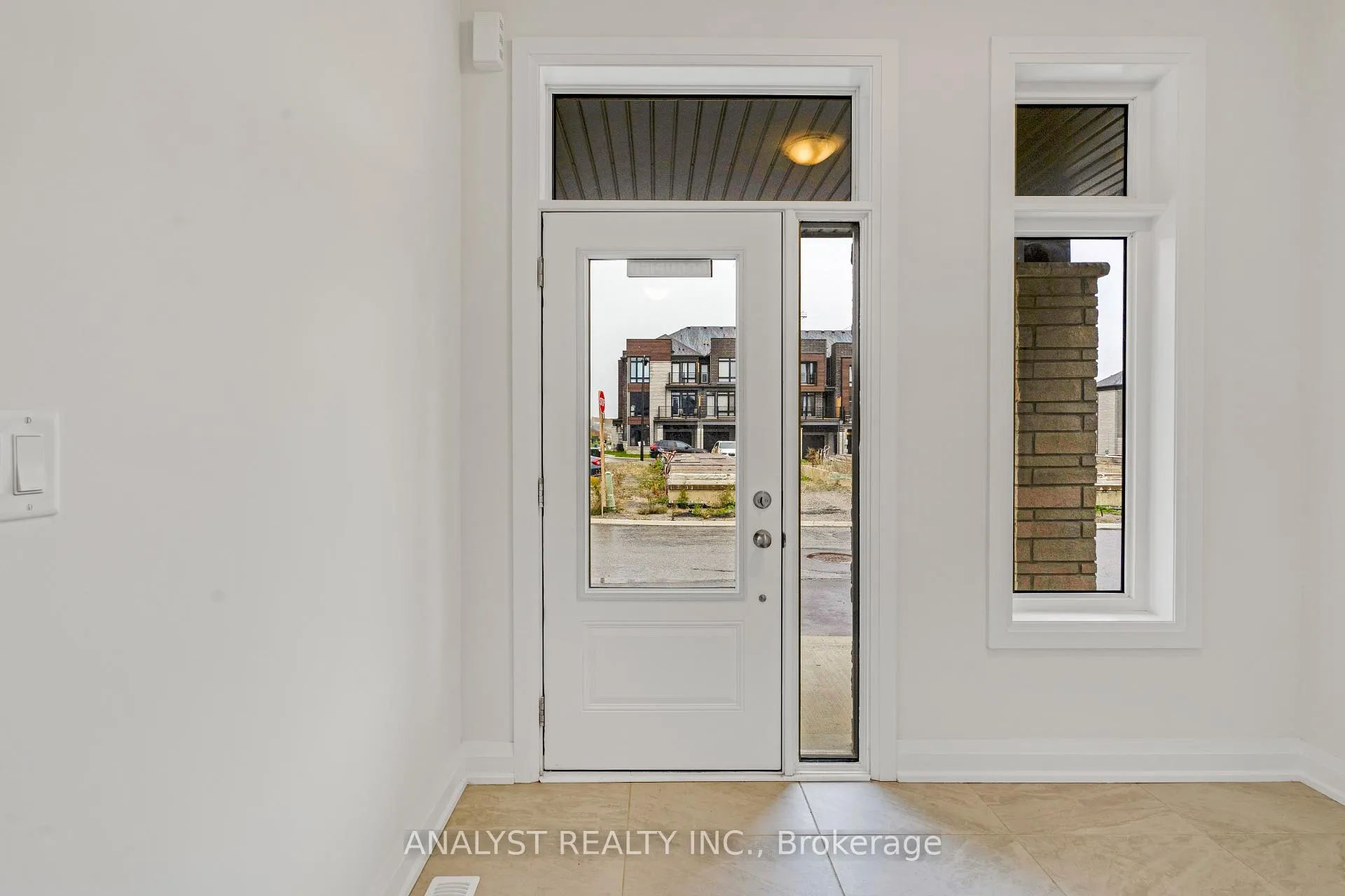 Photo 7 of 30 Blick Crescent, Aurora, Bayview Northeast — HOMEH