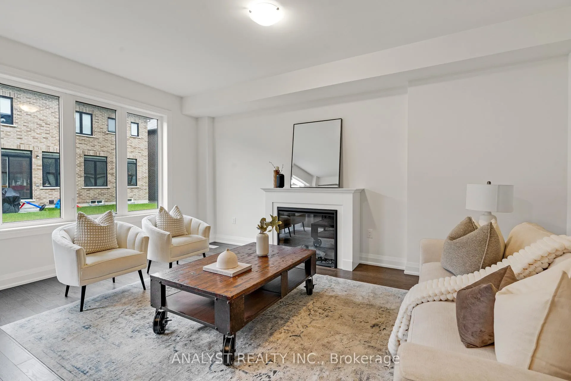 Photo 10 of 30 Blick Crescent, Aurora, Bayview Northeast — HOMEH