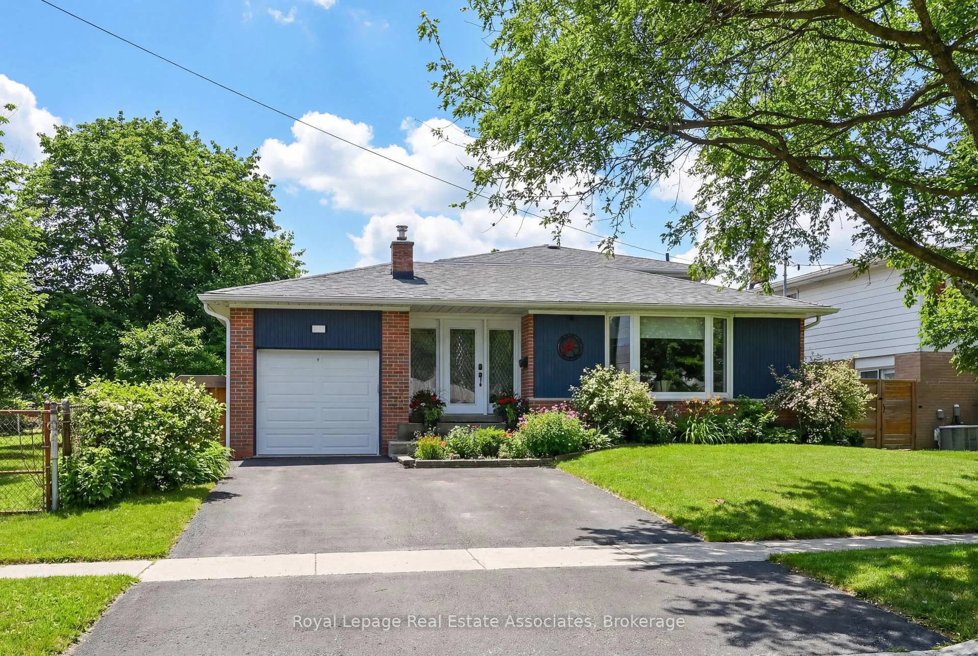 Photo 1 of 28 Faludon Drive, Halton Hills, Georgetown — HOMEH