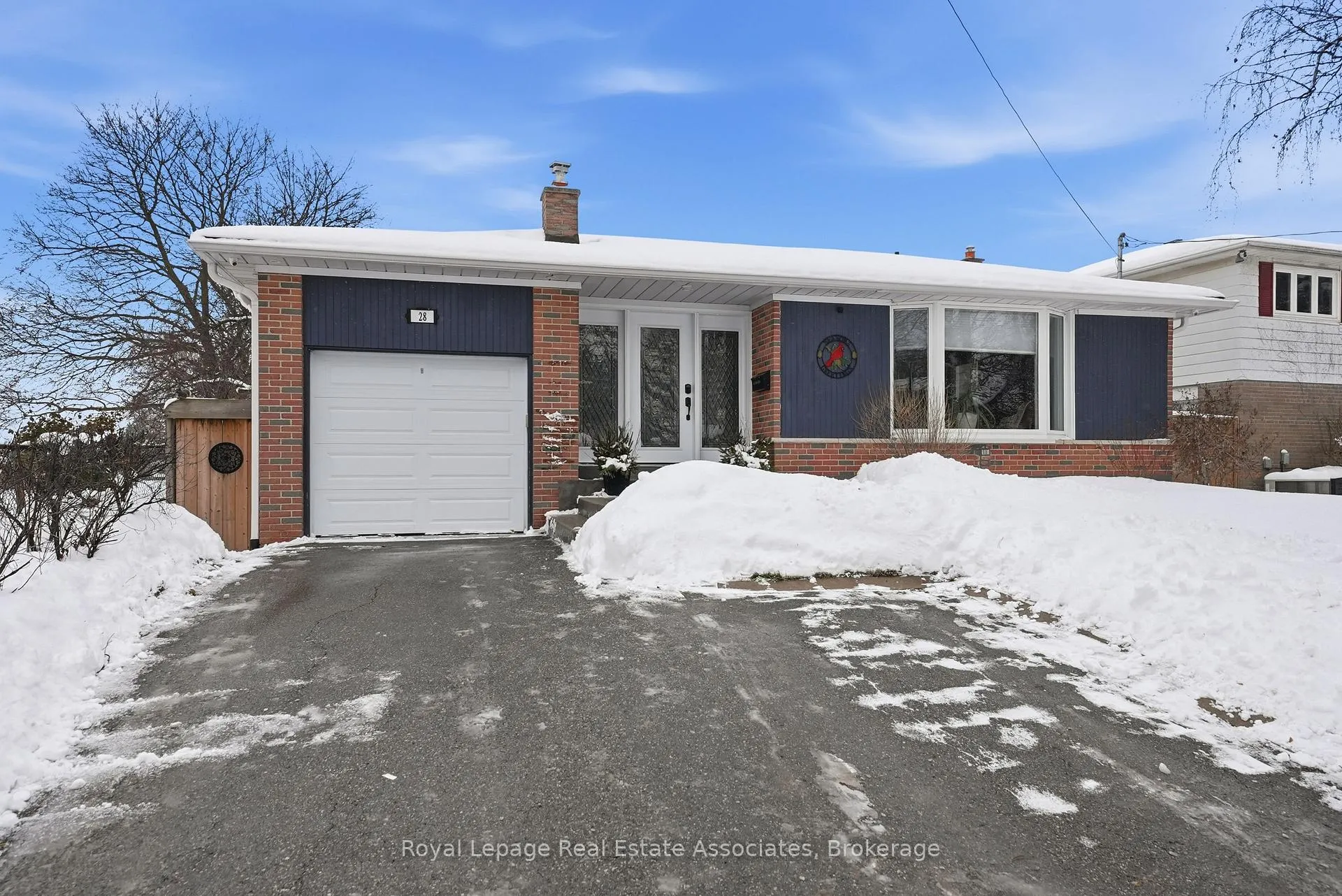 Photo 2 of 28 Faludon Drive, Halton Hills, Georgetown — HOMEH