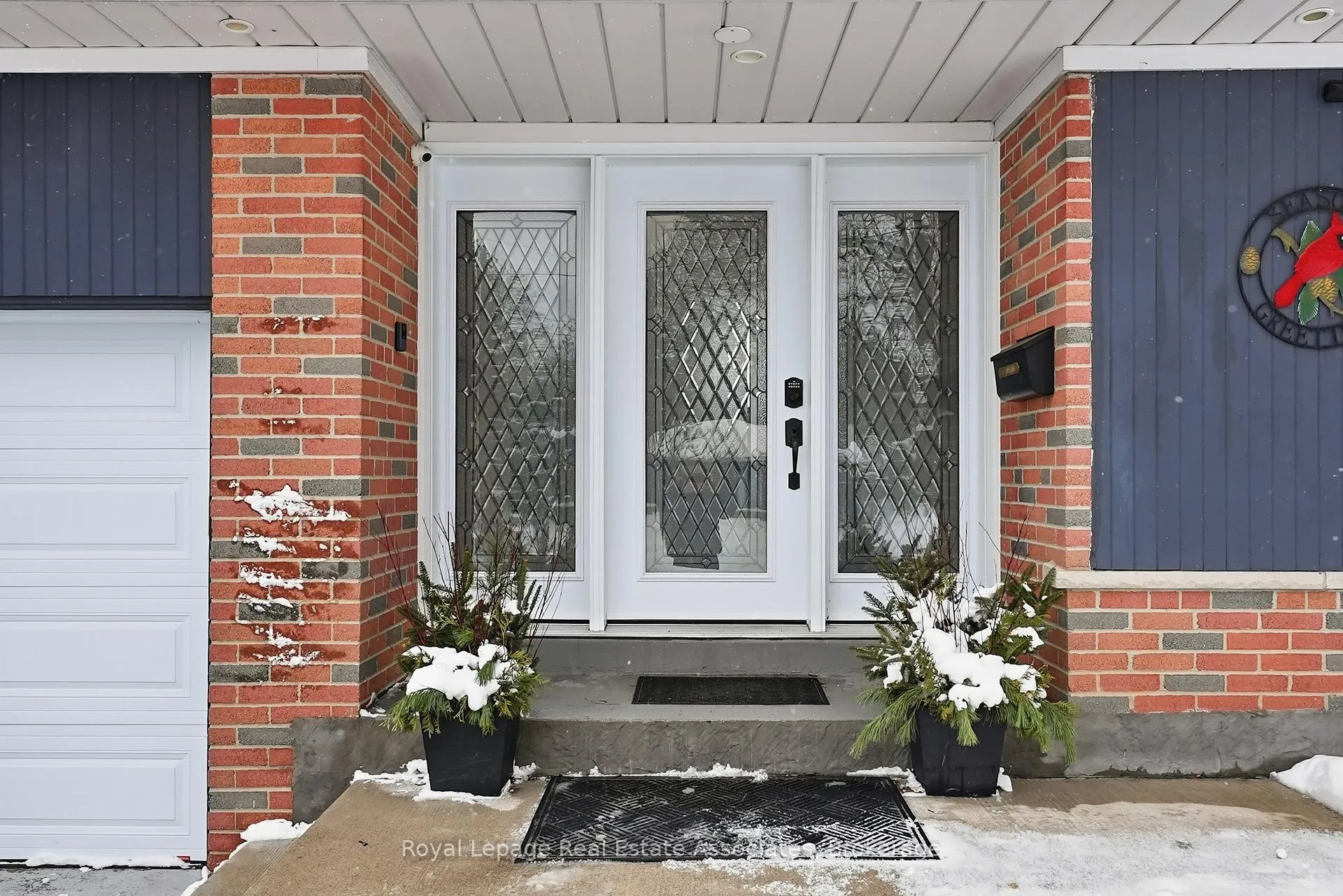 Photo 3 of 28 Faludon Drive, Halton Hills, Georgetown — HOMEH