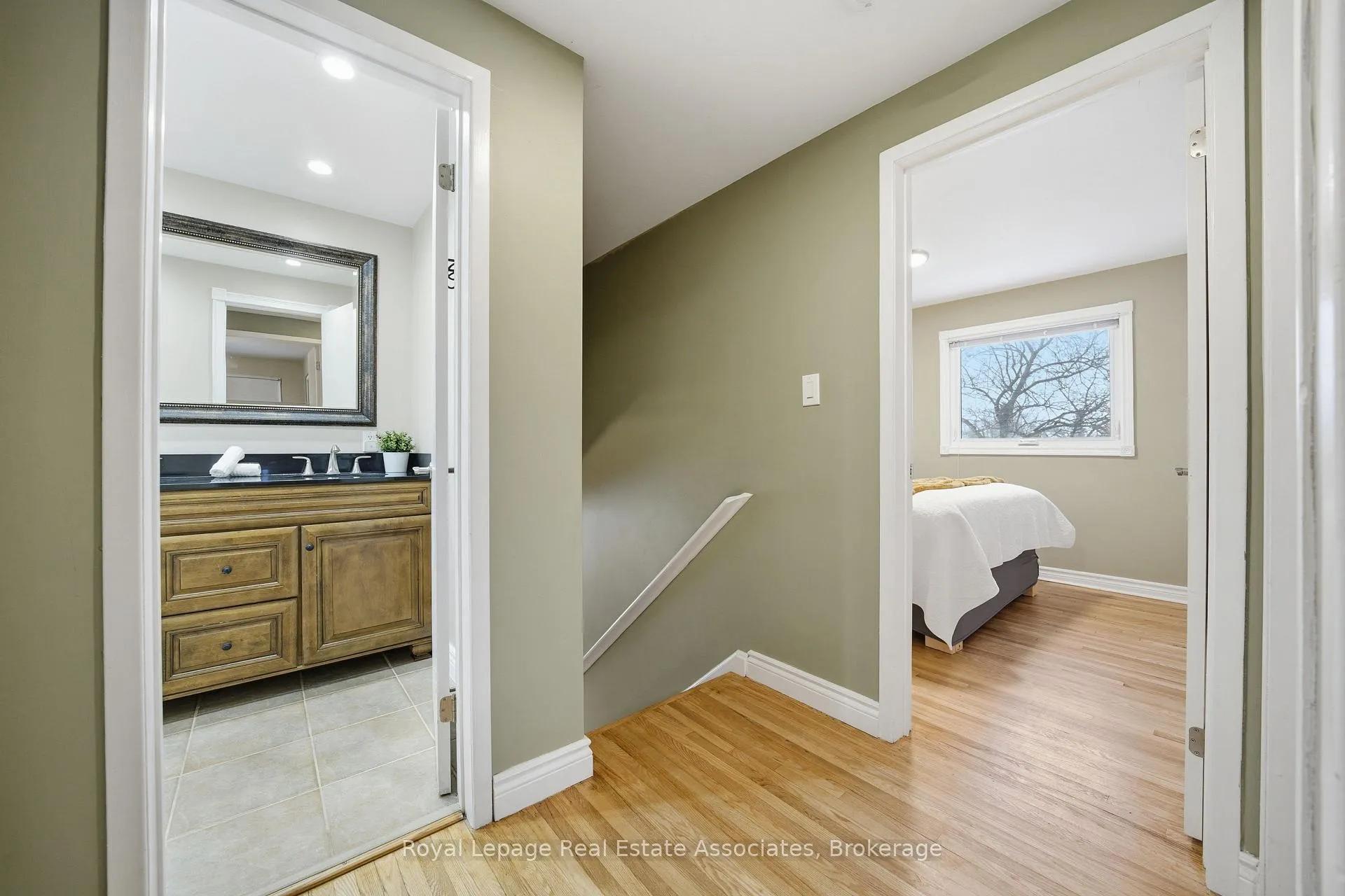 Photo 20 of 28 Faludon Drive, Halton Hills, Georgetown — HOMEH