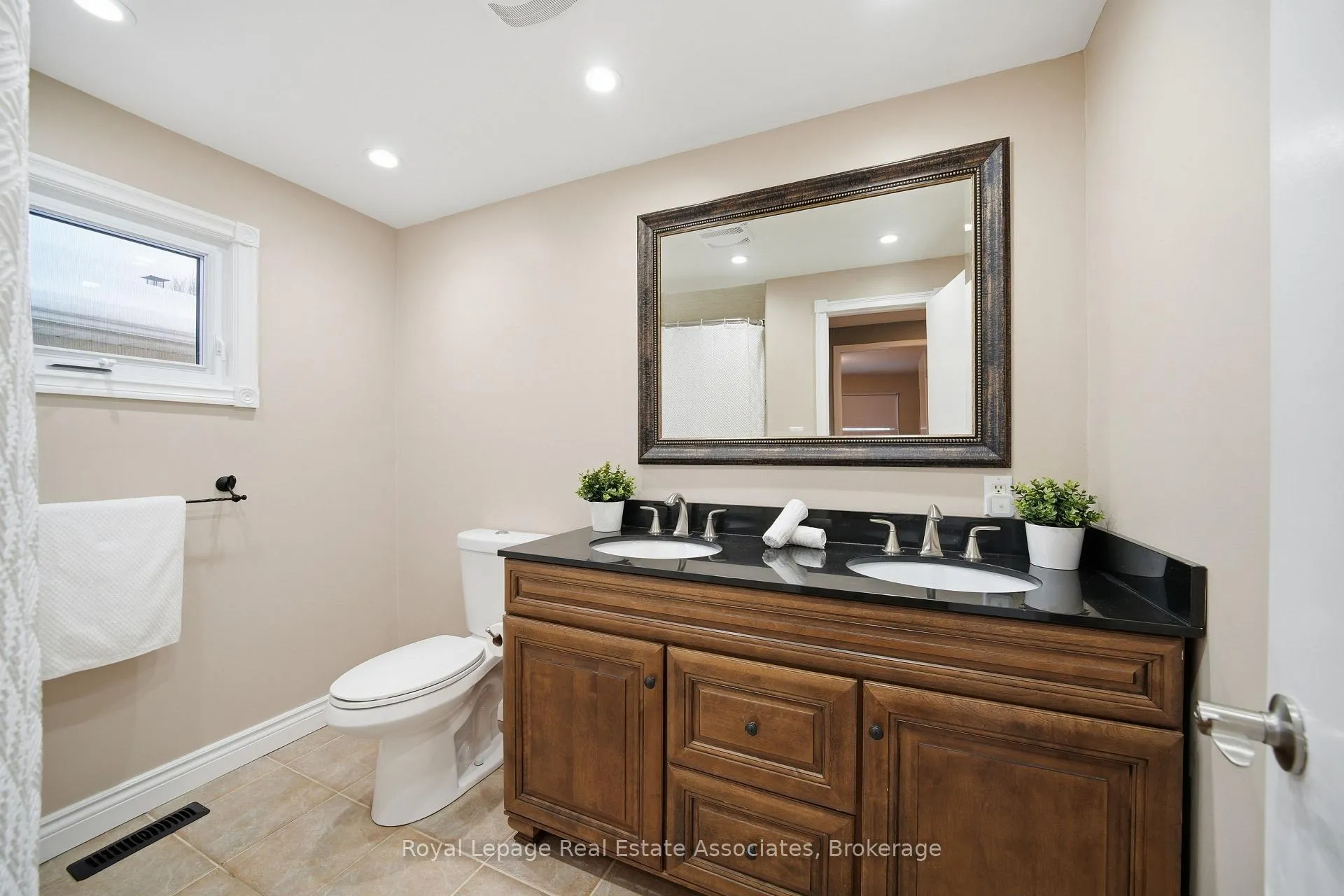 Photo 23 of 28 Faludon Drive, Halton Hills, Georgetown — HOMEH