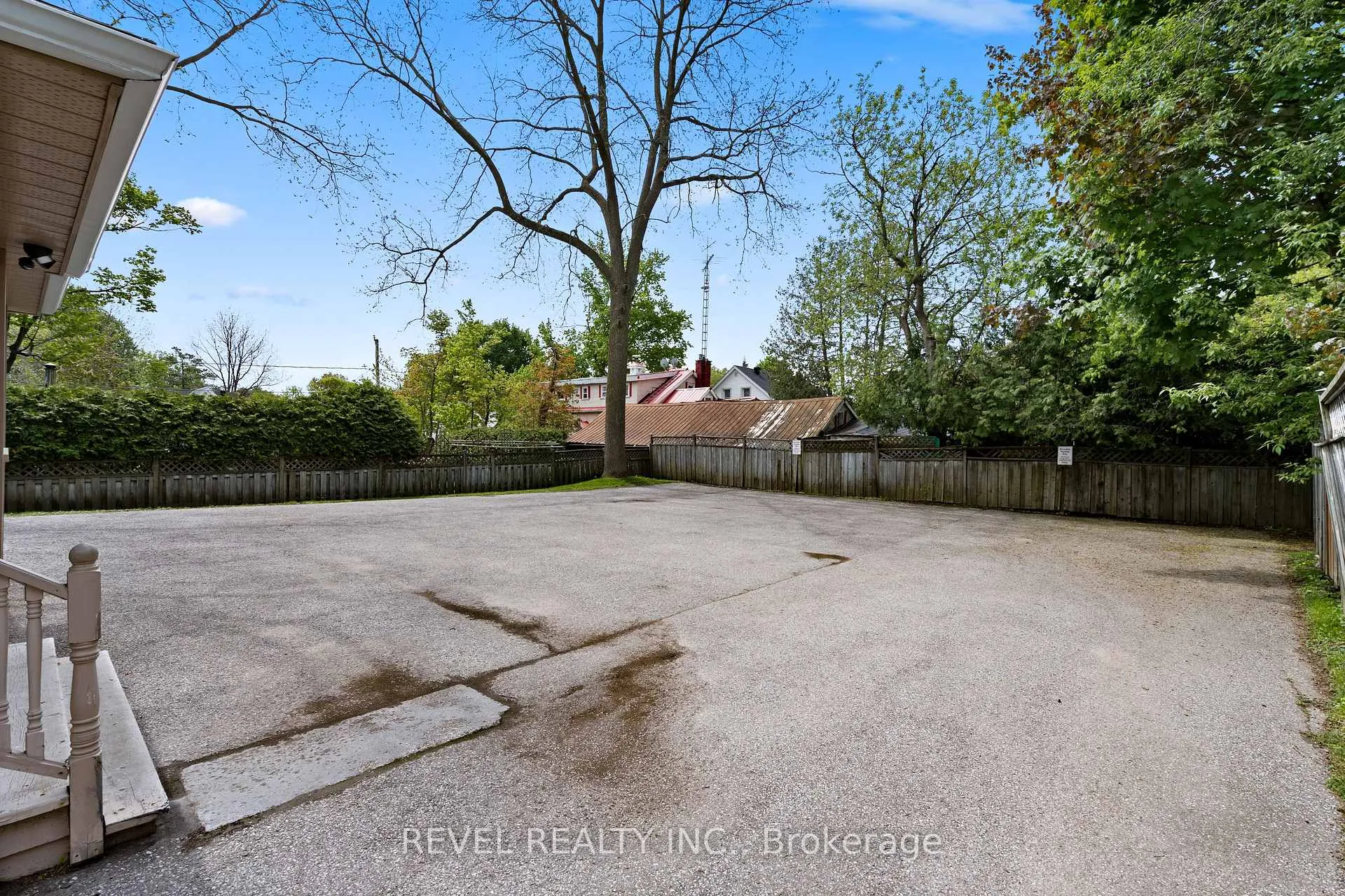 Photo 2 of 31 Frederick Street, Orillia — HOMEH