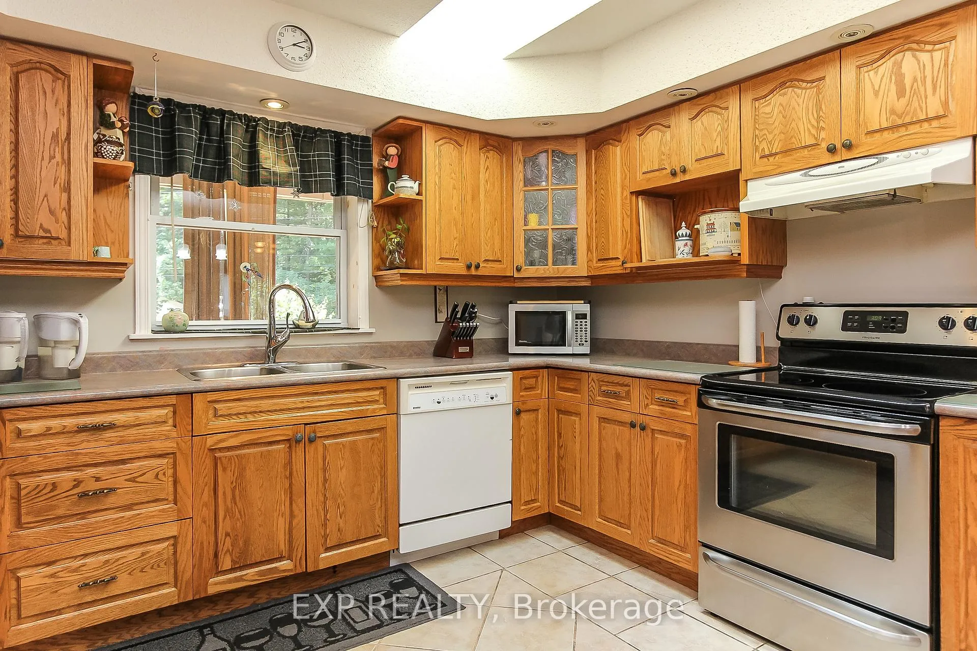 Photo 8 of 225 39th Street, Wasaga Beach — HOMEH