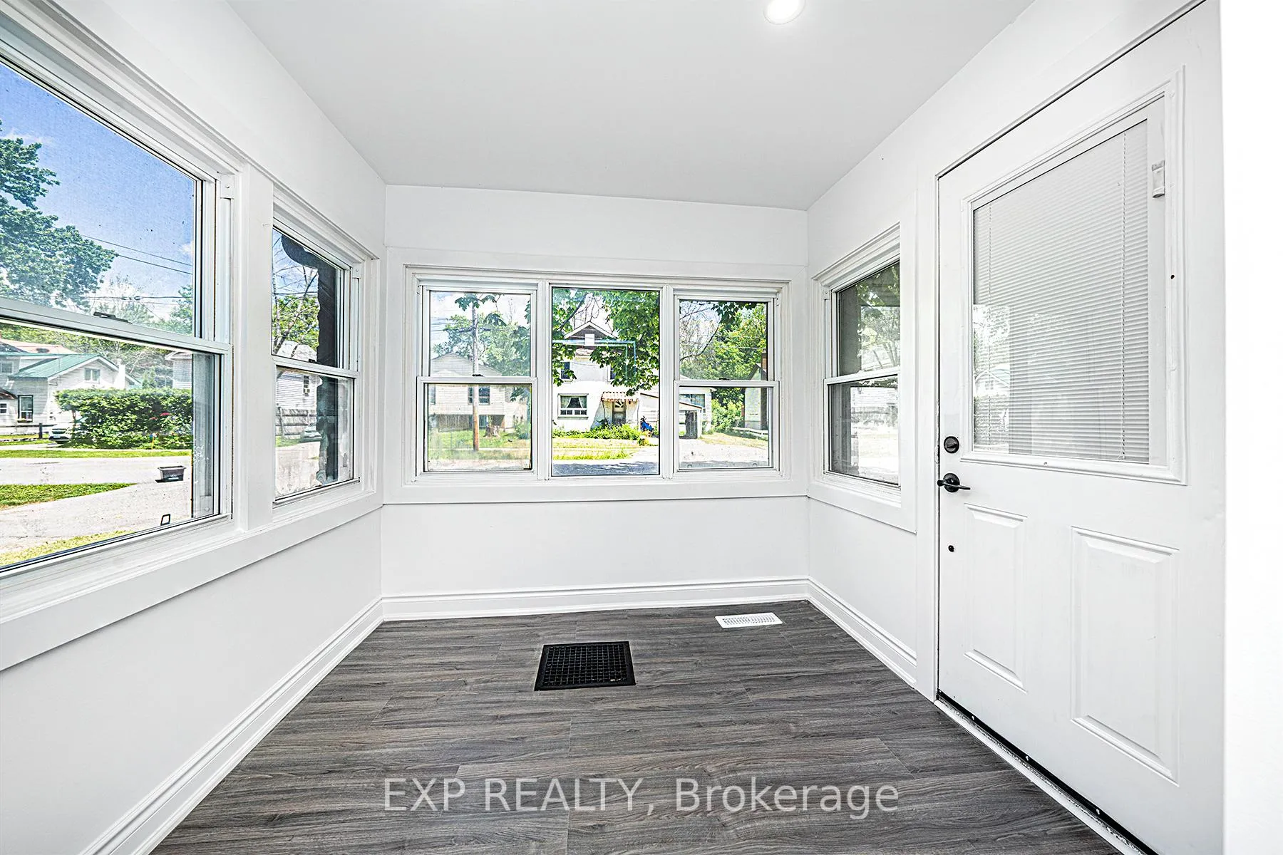 Photo 8 of 245 Front Street S, Orillia — HOMEH