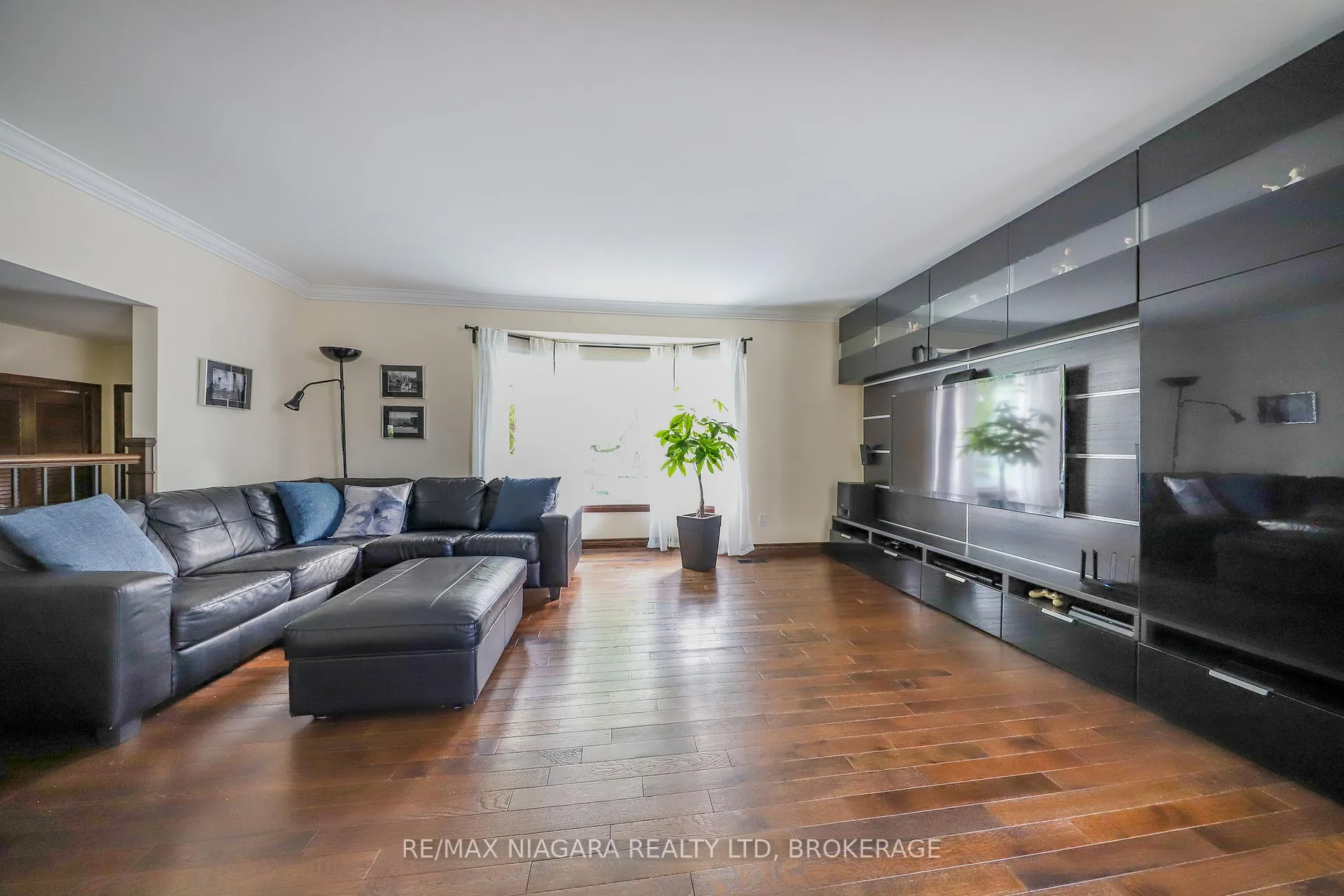 Photo 3 of 19 Jessica Drive, St. Catharines, Vine/Linwell — HOMEH