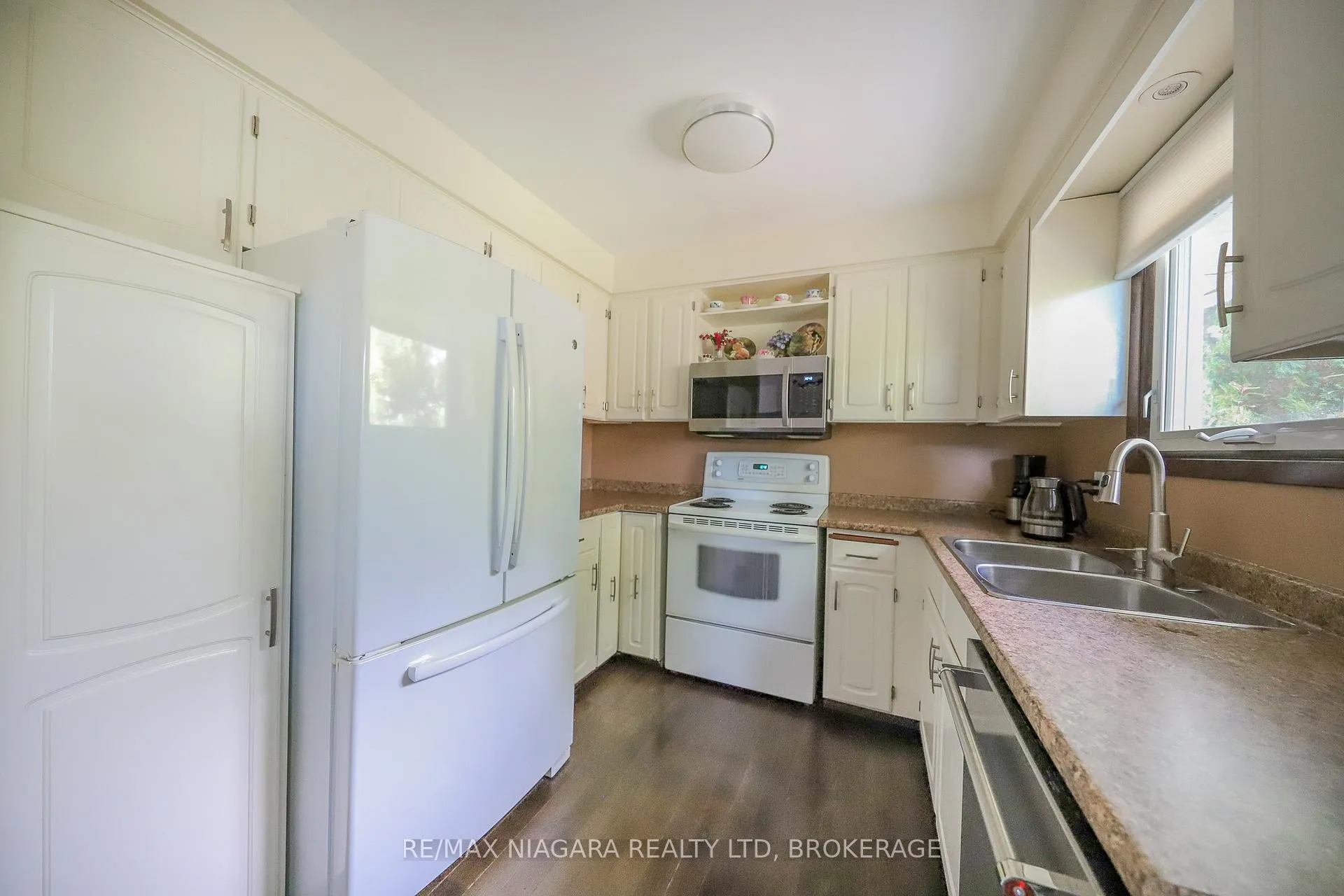 Photo 6 of 19 Jessica Drive, St. Catharines, Vine/Linwell — HOMEH