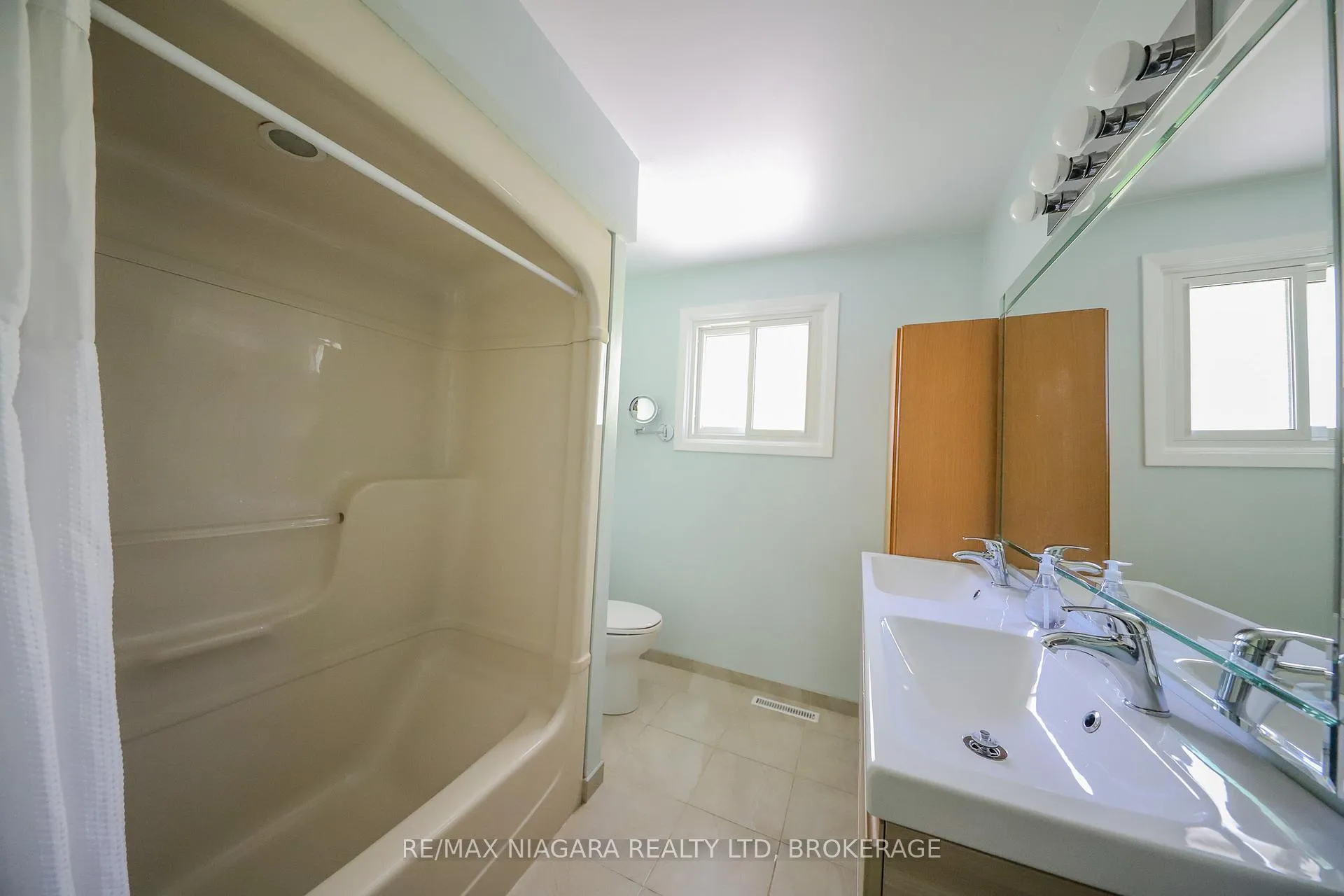 Photo 13 of 19 Jessica Drive, St. Catharines, Vine/Linwell — HOMEH