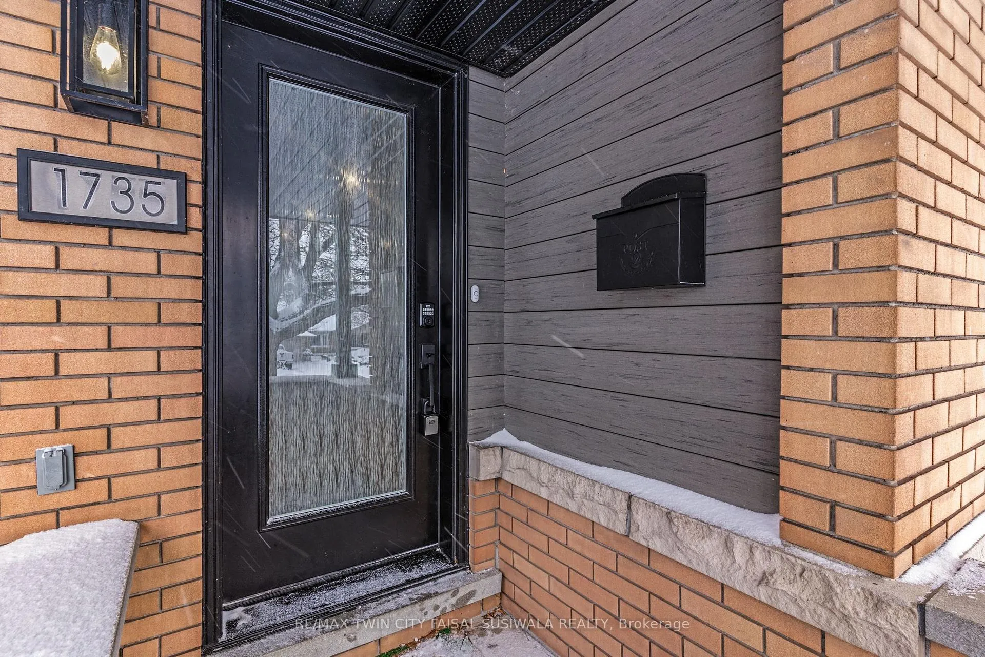 Photo 4 of 1735 Queenston Road, Cambridge, Preston Centre — HOMEH