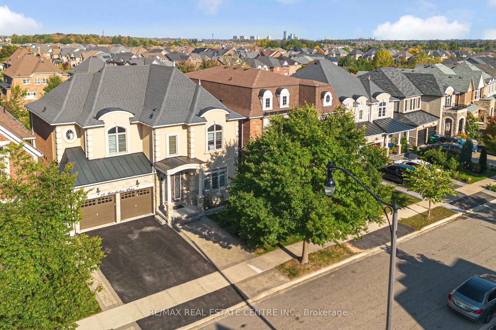 Photo 3 of 15 Interlacken Drive, Brampton, Credit Valley — HOMEH