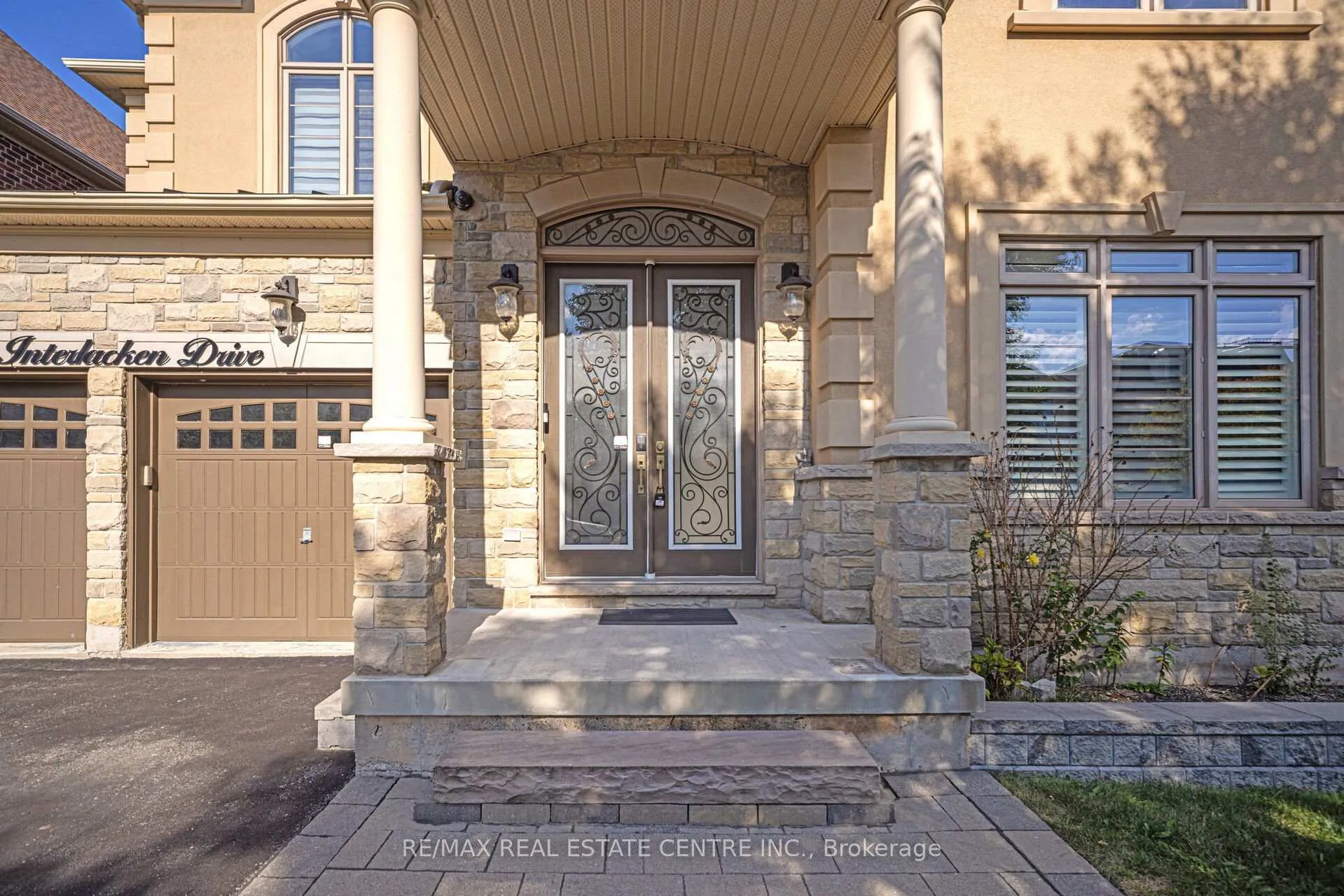 Photo 4 of 15 Interlacken Drive, Brampton, Credit Valley — HOMEH