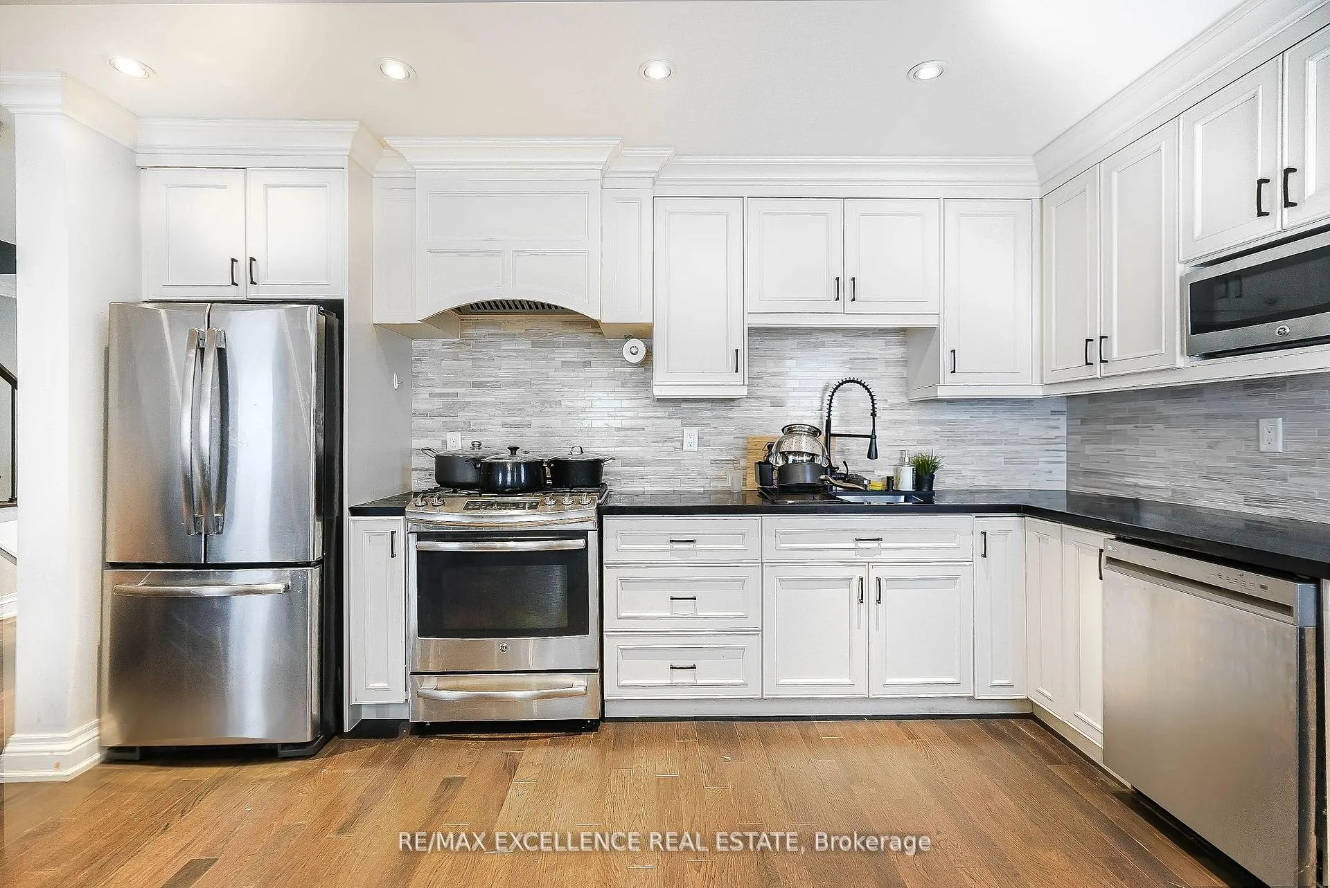 Photo 3 of 206 Drummond Drive, Vaughan, Maple — HOMEH
