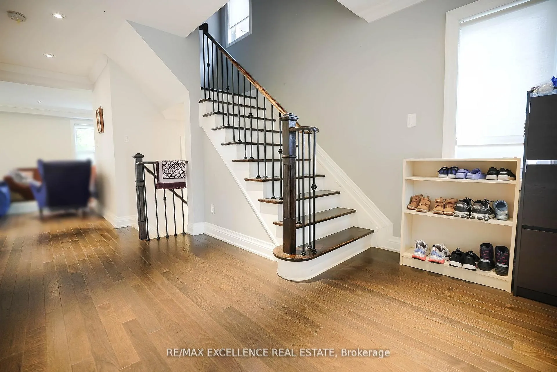 Photo 5 of 206 Drummond Drive, Vaughan, Maple — HOMEH
