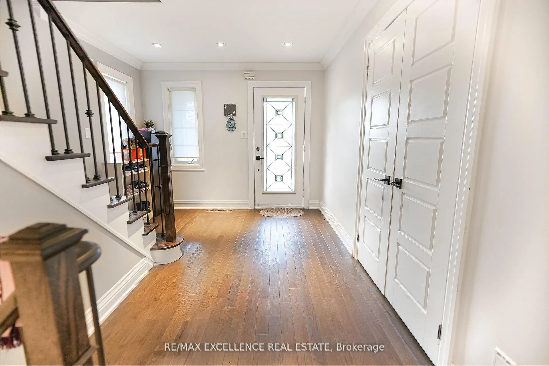 Photo 7 of 206 Drummond Drive, Vaughan, Maple — HOMEH