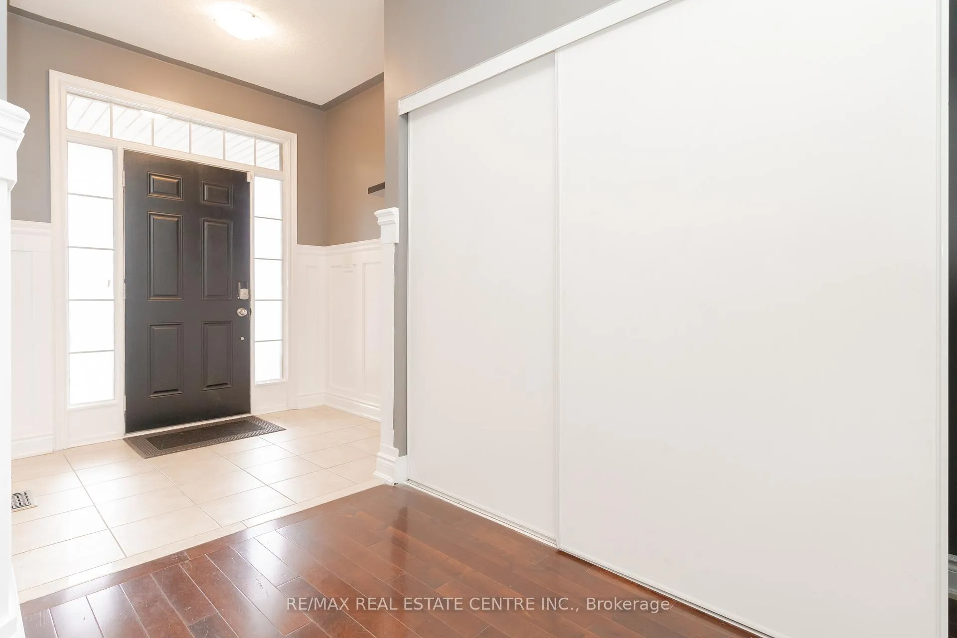 Photo 4 of 84 Monarchy Street, Barrie, Innis-Shore — HOMEH