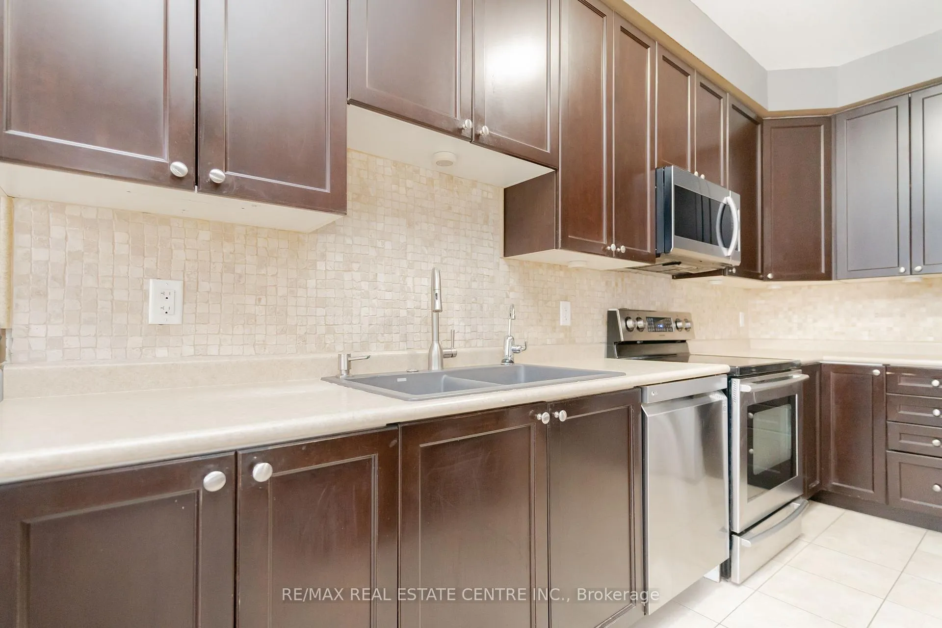 Photo 13 of 84 Monarchy Street, Barrie, Innis-Shore — HOMEH