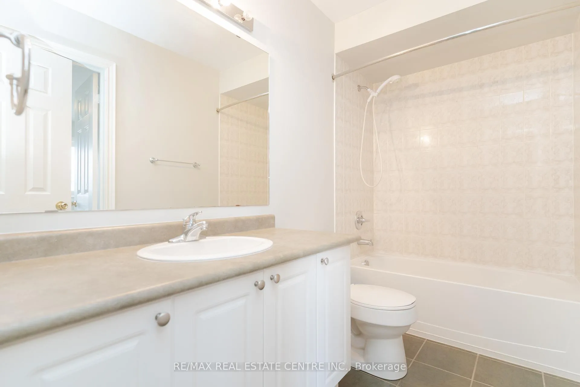 Photo 31 of 84 Monarchy Street, Barrie, Innis-Shore — HOMEH
