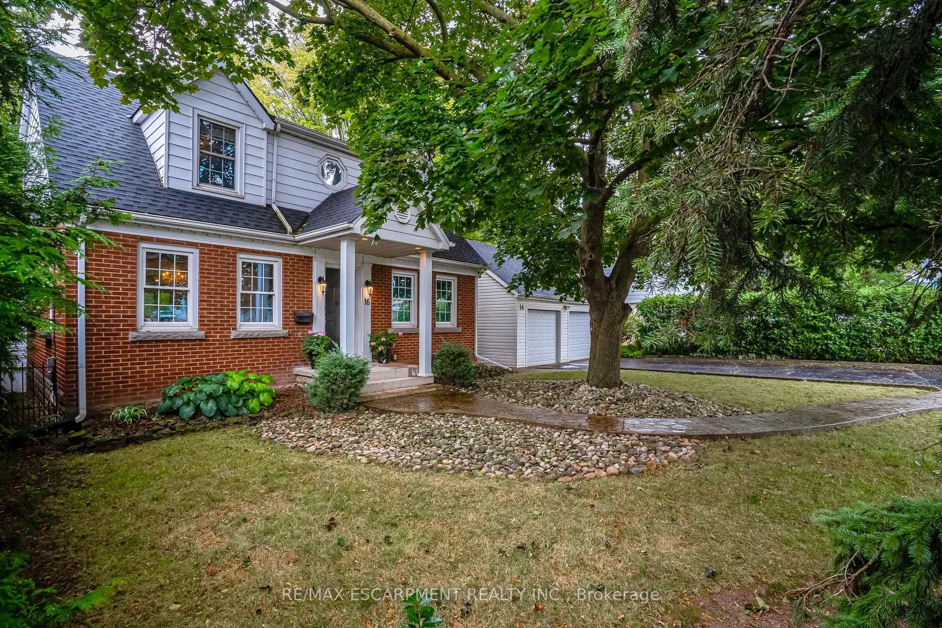 Photo 2 of 16 Durham Road, Hamilton, Stoney Creek — HOMEH