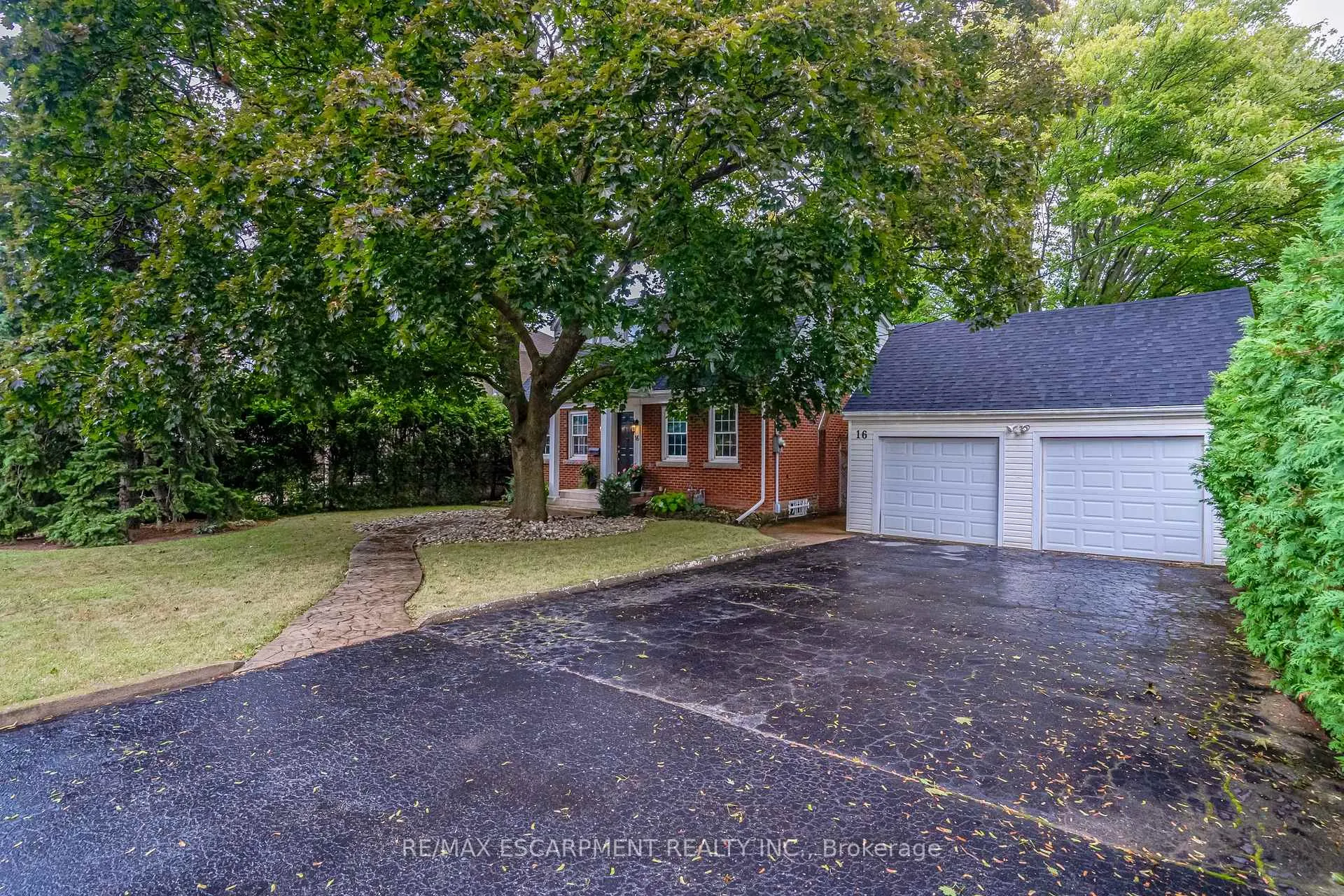 Photo 3 of 16 Durham Road, Hamilton, Stoney Creek — HOMEH