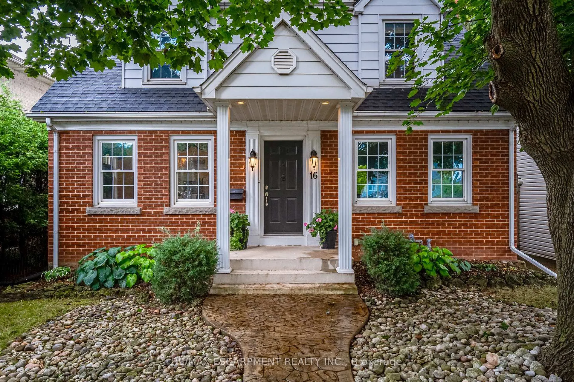Photo 4 of 16 Durham Road, Hamilton, Stoney Creek — HOMEH