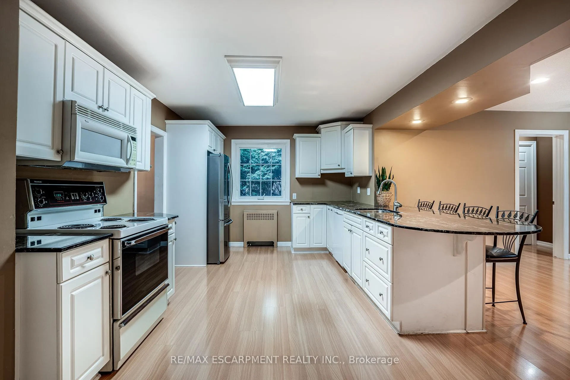 Photo 5 of 16 Durham Road, Hamilton, Stoney Creek — HOMEH