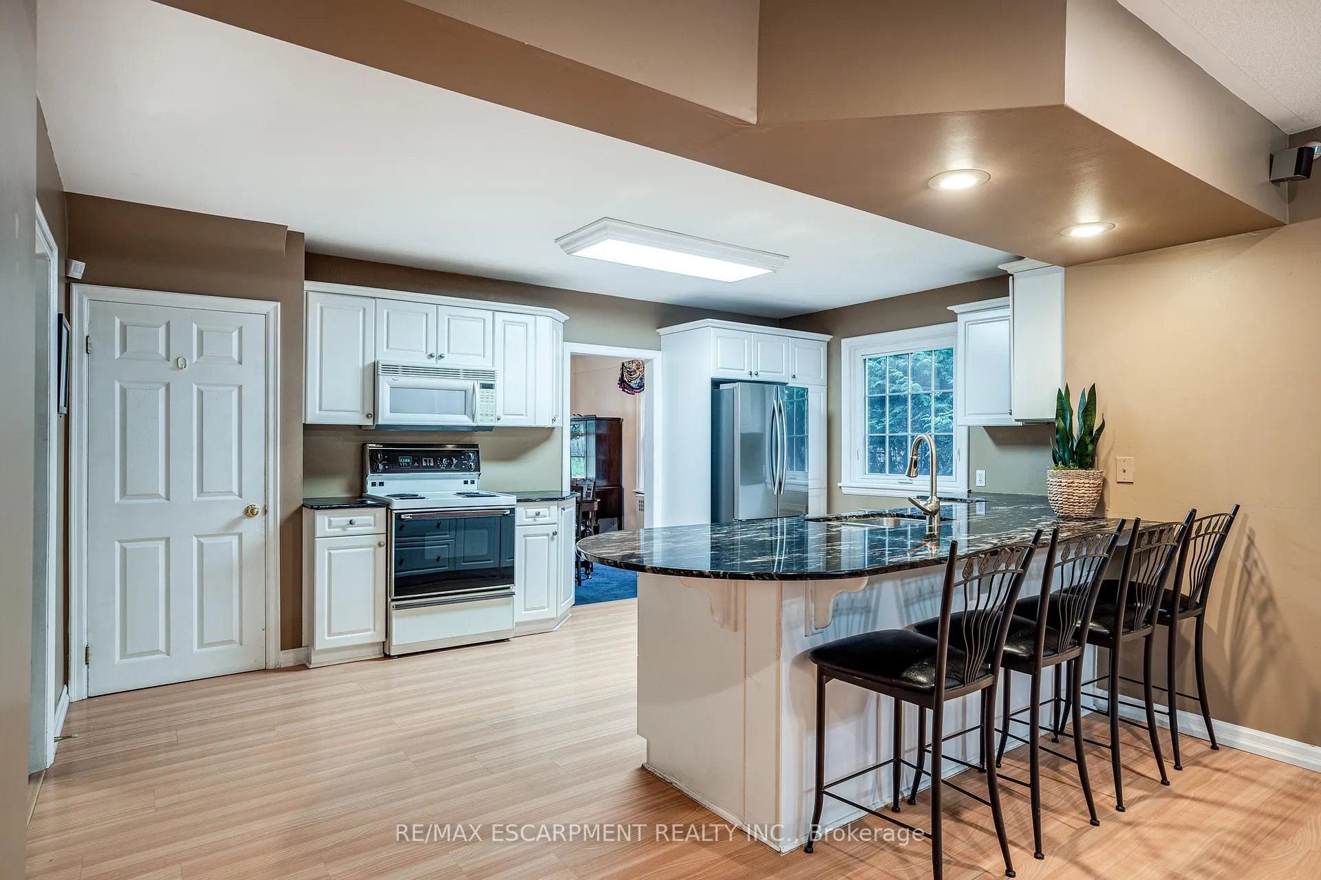 Photo 6 of 16 Durham Road, Hamilton, Stoney Creek — HOMEH